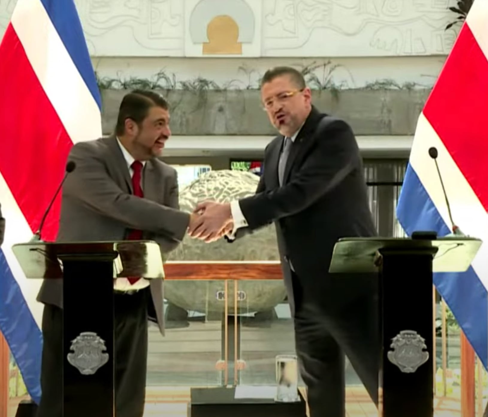 El presidente Rodrigo Chaves y el ministro de Seguridad, Mario Zamora, se refieren al decomiso de armas, durante la conferencia de prensa anterior al Consejo de Gobierno. Foto: Captura de pantalla