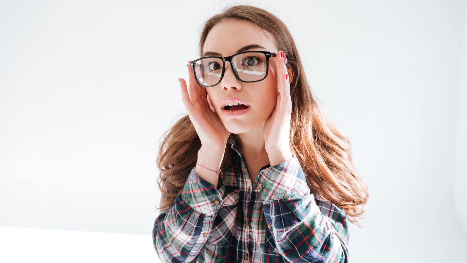 Las cámaras integradas en lentes inteligentes pueden grabar sin que usted lo note. Estas señales ayudan a identificar posibles registros no autorizados.