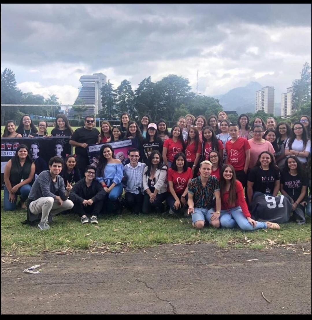 Fans de CNCO se preparan para el último concierto de la banda en Costa Rica. Cortesía.