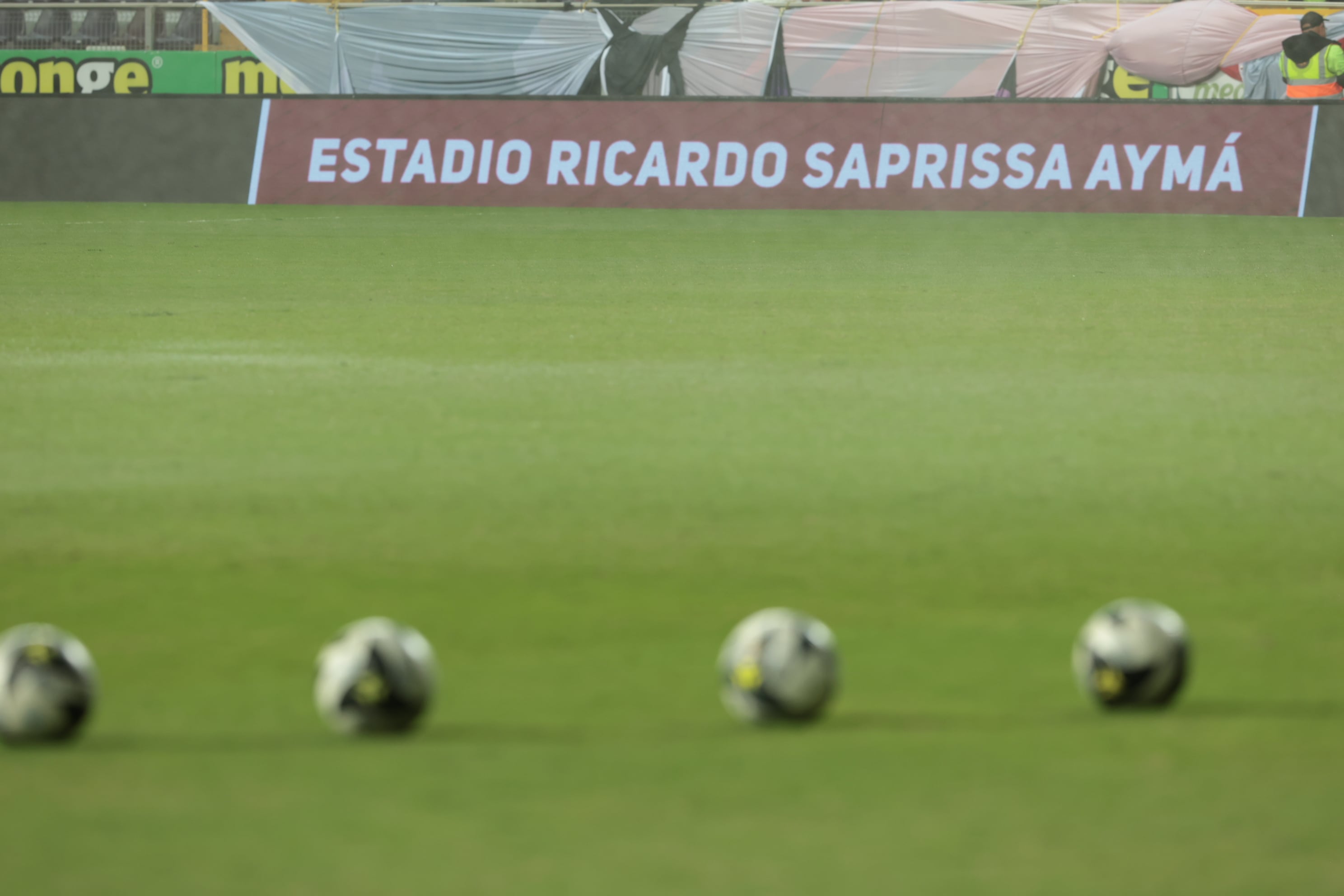 17/12/2025 / partido de ida entre Deportivo Saprissa vs Liga Deportiva Alajuelense por el partido de ida de la final del Torneo apertura de la Liga Promerica 2025 en el estadio Ricardo Saprissa / foto John Durán