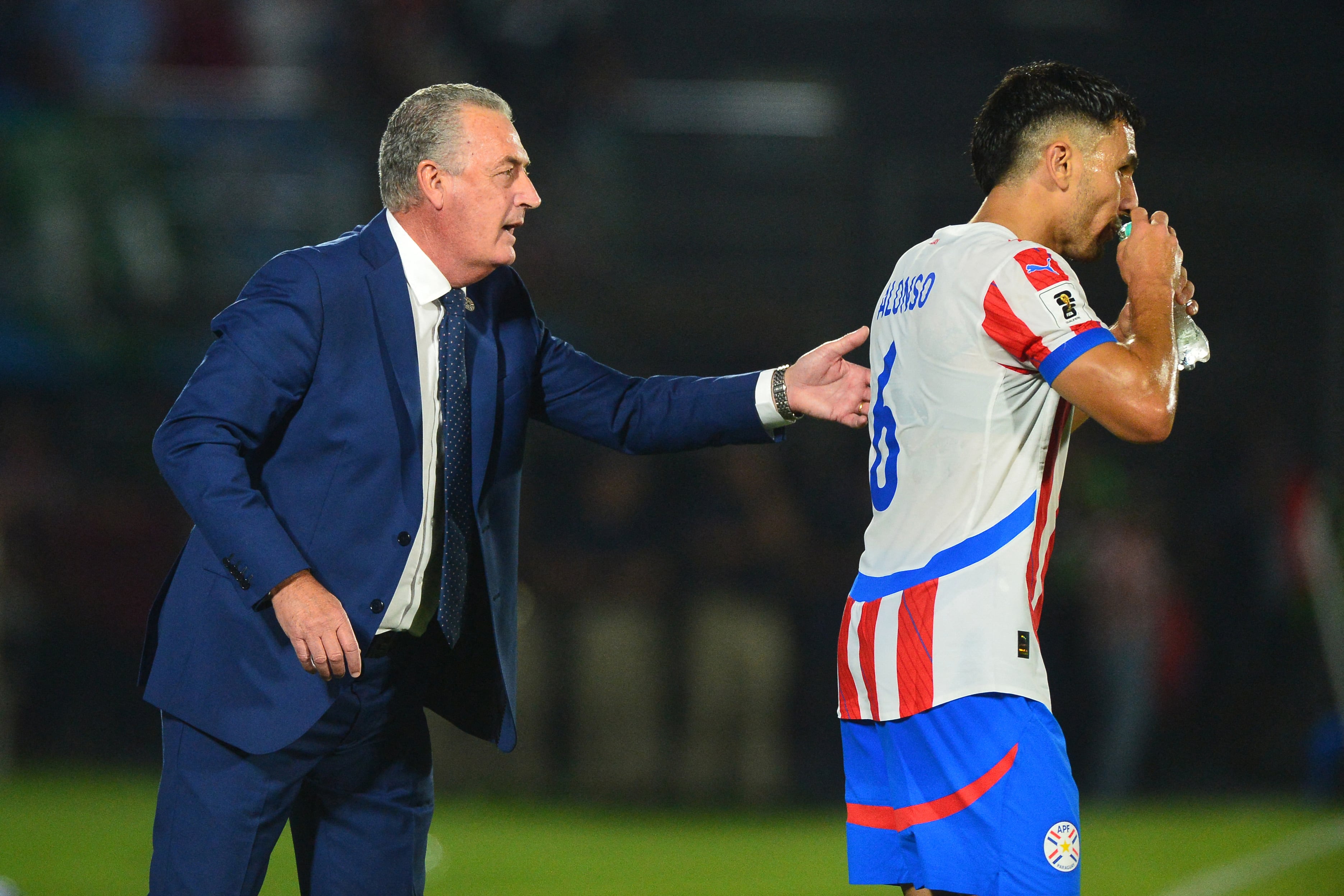 Paraguay's Argentine coach Gustavo Alfaro gives instructions to Paraguay's defender #06 Junior Alonso during the 2026 FIFA World Cup South American qualifiers football match between Paraguay and Argentina at the Ueno Defensores del Chaco stadium in Asuncion on November 14, 2024. (Photo by Daniel Duarte / AFP)