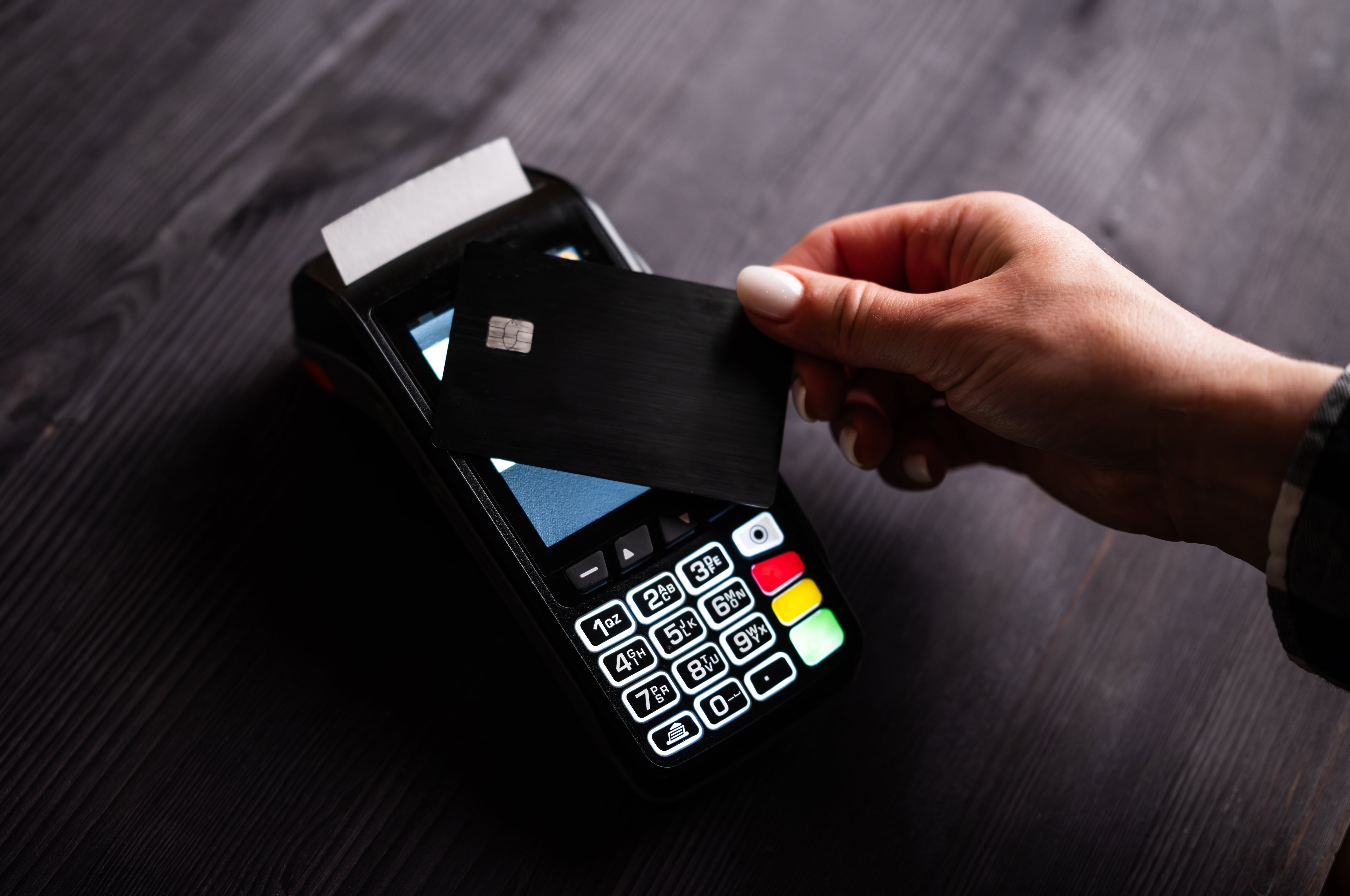 Una tarjeta en un datáfono