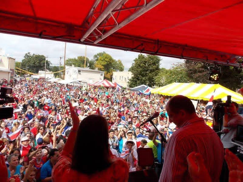 Don Erick es conocido en redes sociales como Erick Tico News, ya que fundó una página de Facebook que informaba a los ticos en Estados Unidos y organizaba eventos.