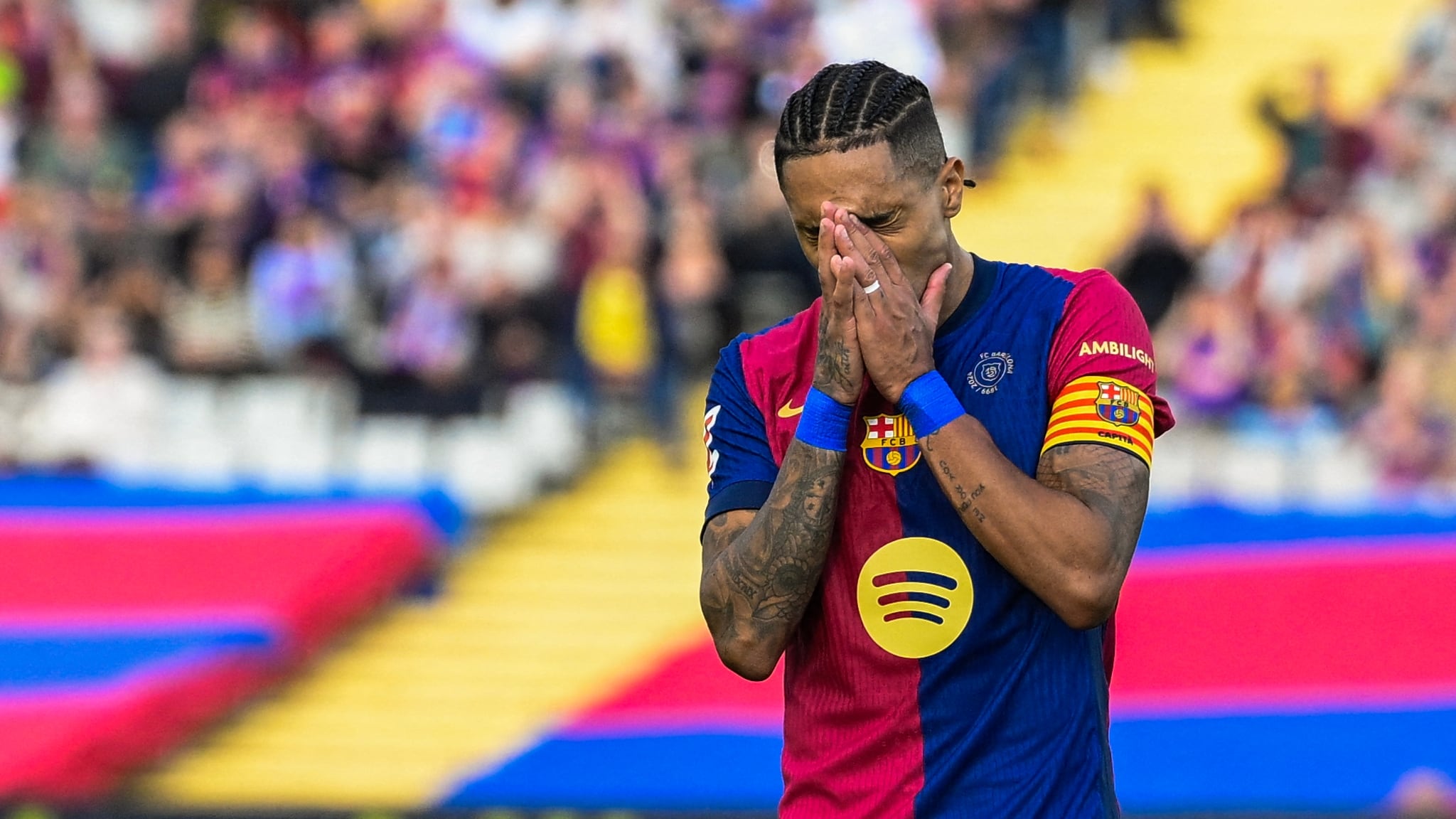Raphinha, jugador brasileño del FC Barcelona, con gesto de preocupación en un estadio lleno durante la semifinal de la Supercopa de España.