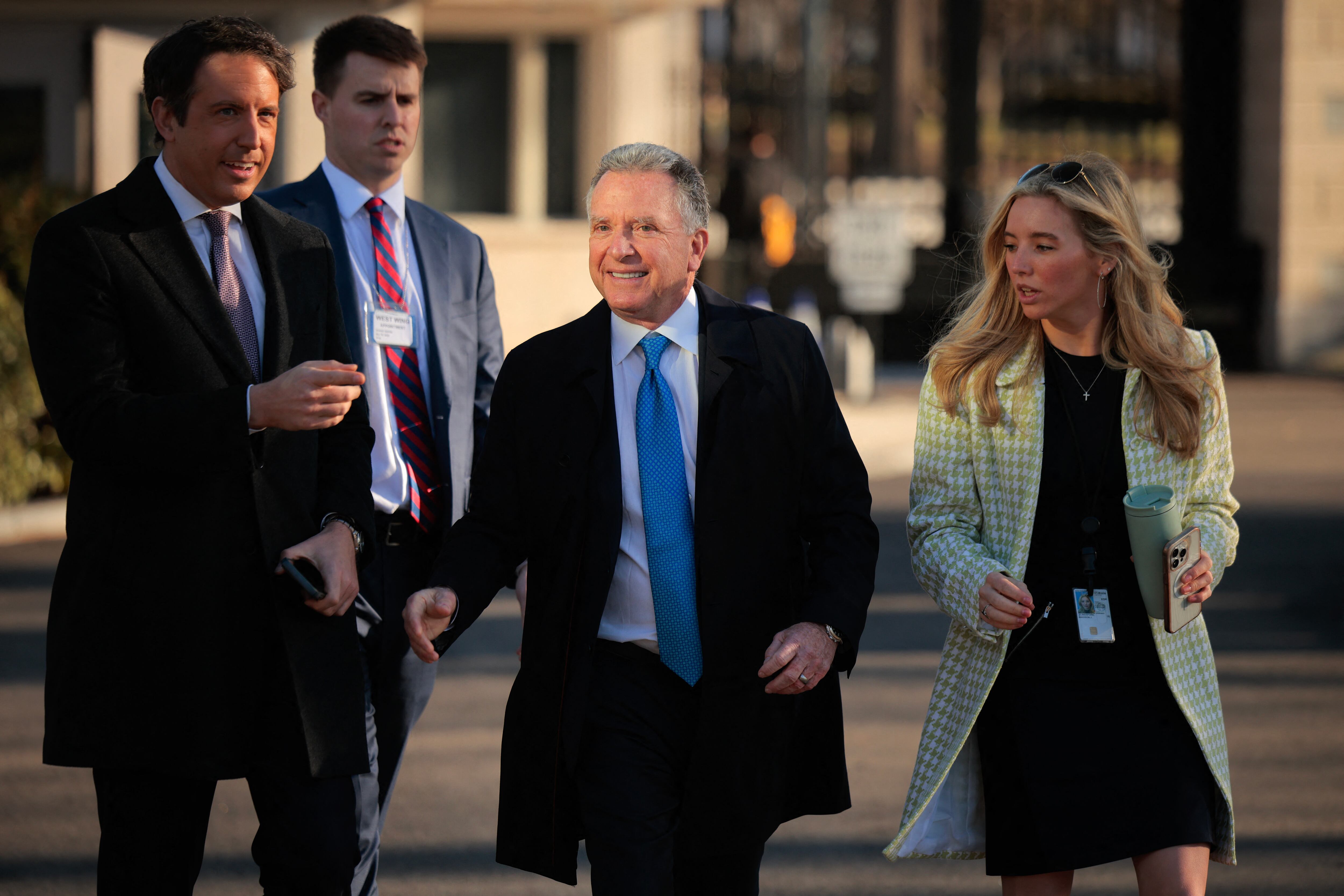 El enviado especial de la Casa Blanca para Oriente Medio, Steve Witkoff (C), habla brevemente con los periodistas mientras regresa al Ala Oeste tras una entrevista televisiva en el jardín norte de la Casa Blanca el 19 de marzo de 2025 en Washington, DC.