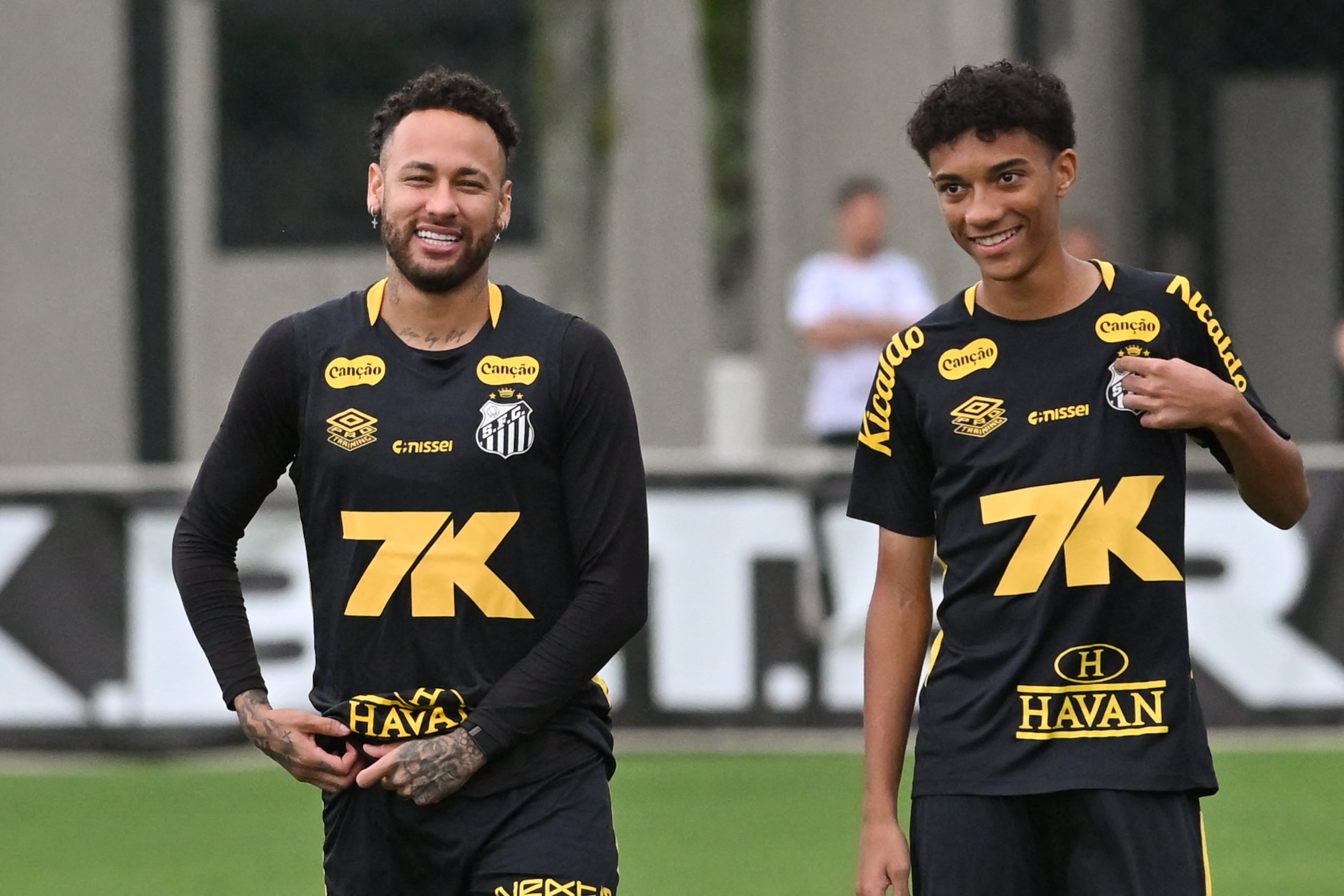 Neymar and Robinho Jr., comparten un entrenamiento en el centro deportivo Rey Pelé del Santos de Brasil.