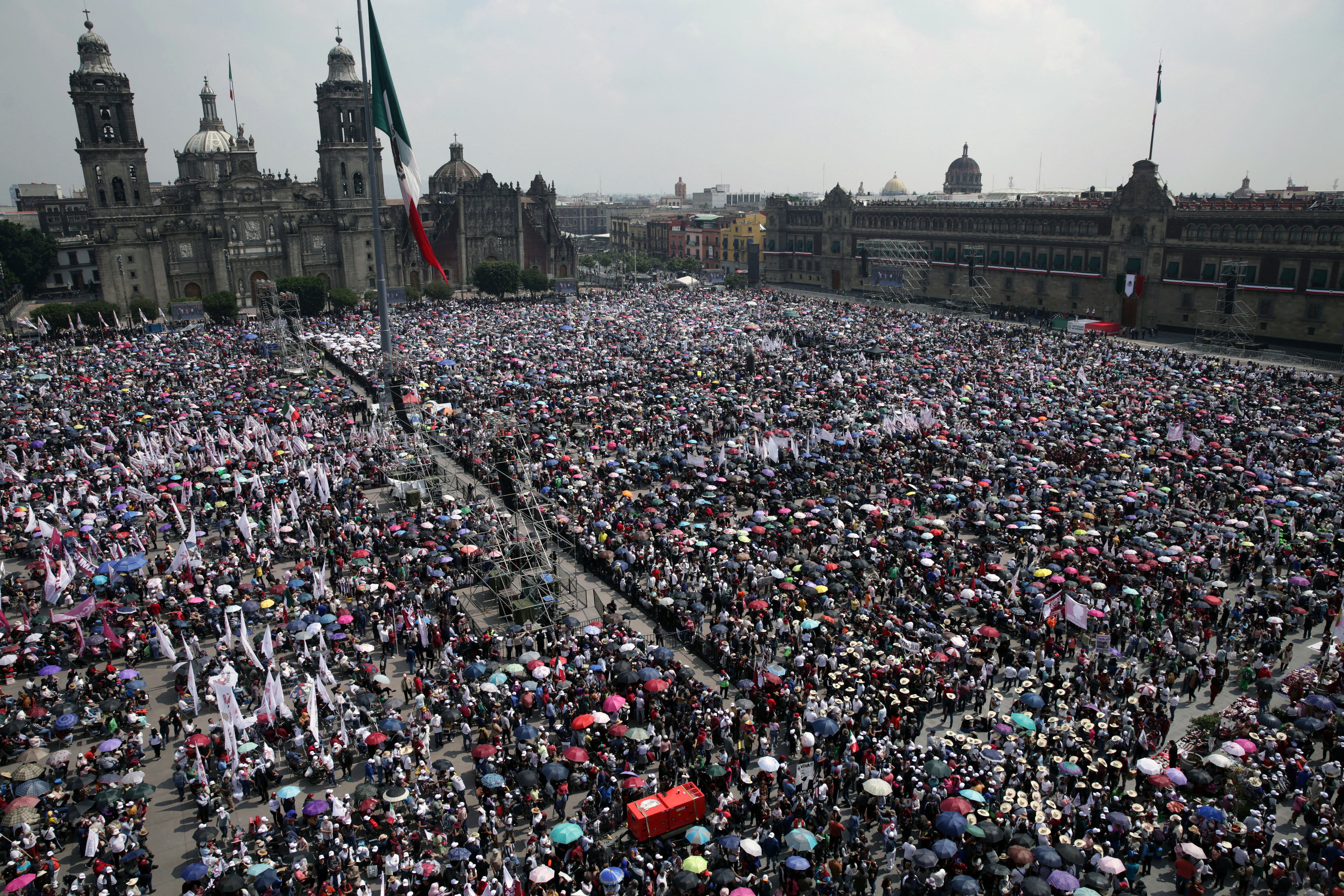 Vista aérea de miles de simpatizantes del presidente de México, Andrés Manuel López Obrador, asistiendo a la presentación de su último informe de gobierno en la Plaza El Zócalo en la Ciudad de México.