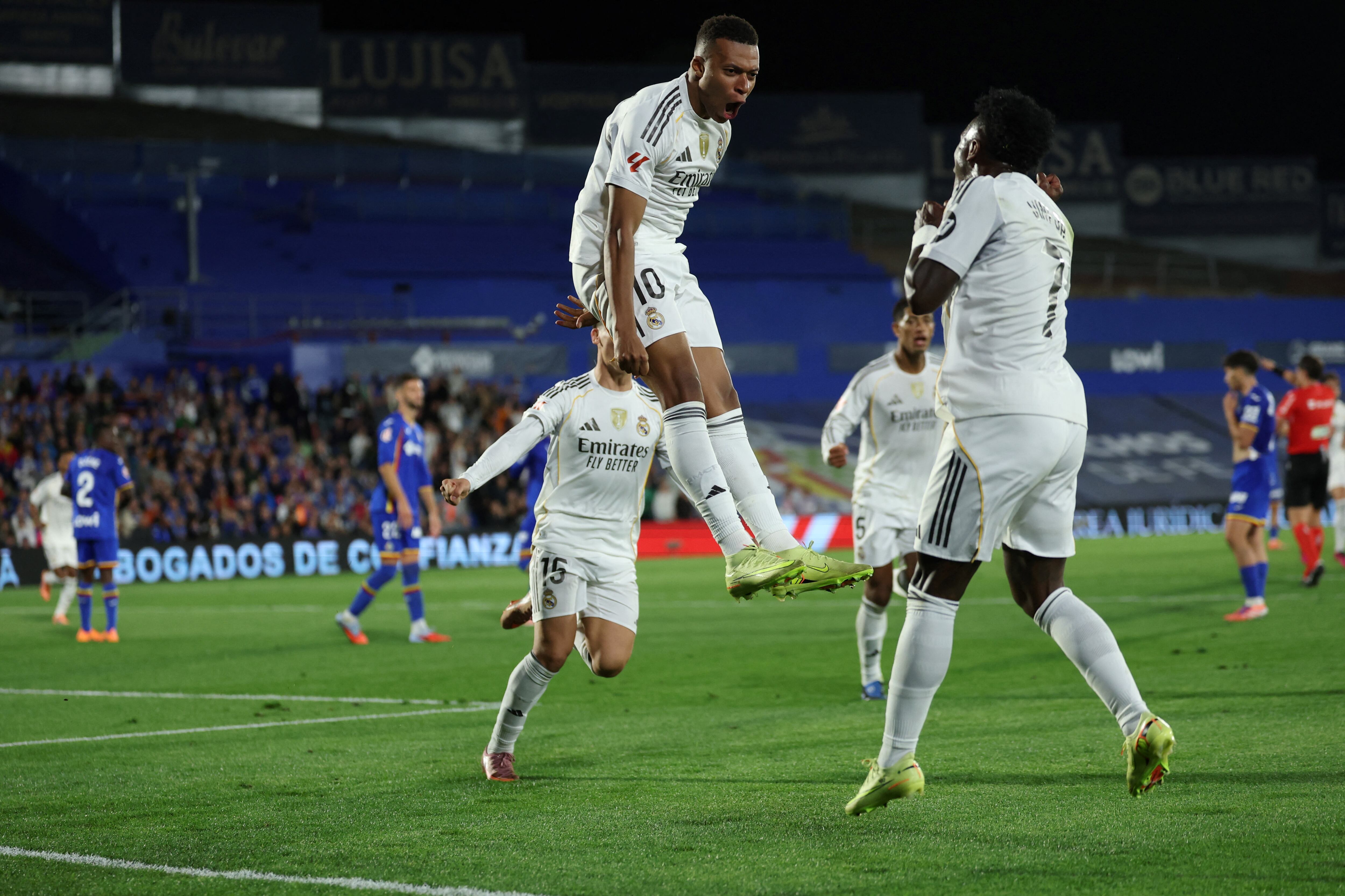 El delantero Kylian Mbappé celebra su gol con el Real Madrid ante el Getafe, que les permite mantener el liderato en la Liga Española.