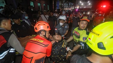 Ferry con 243 personas vuelca en Indonesia por mal tiempo y deja más de 100 desaparecidos