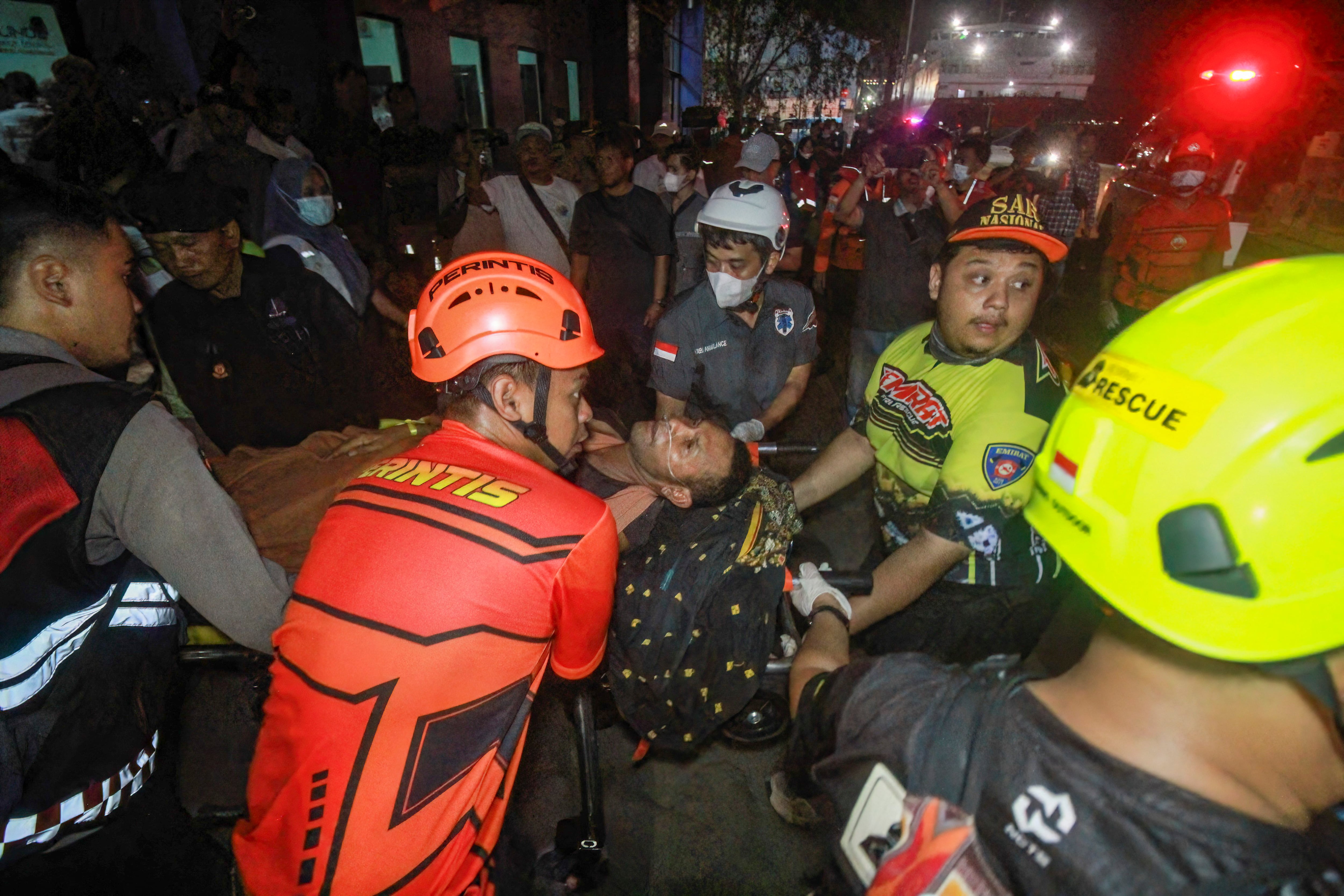 El vuelco de un ferry entre las islas de Java y Borneo provocó la muerte de seis personas y la búsqueda de 129 desaparecidos por parte de socorristas.