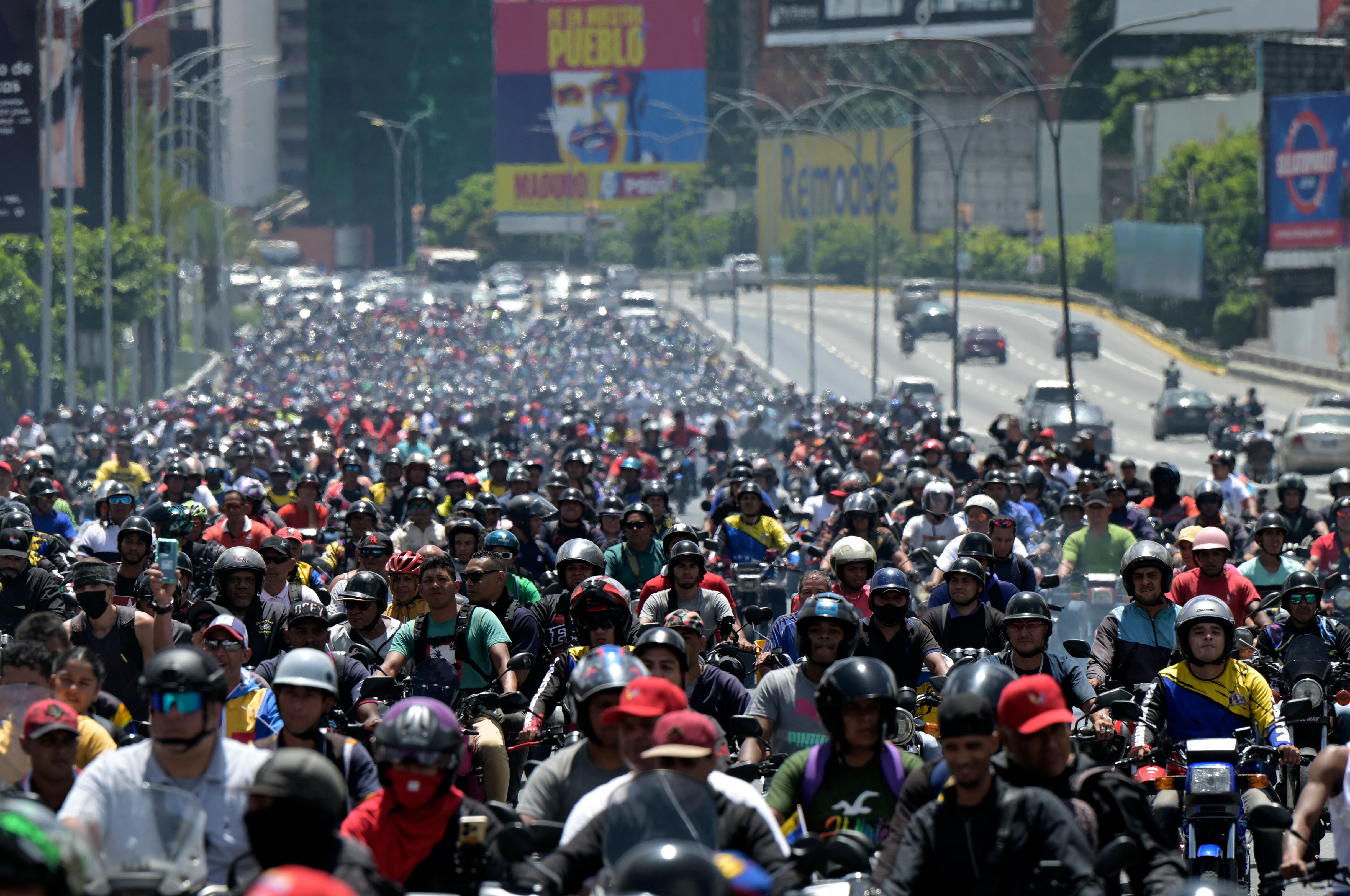 Los partidarios del presidente venezolano Nicolás Maduro participan en una manifestación en apoyo a los resultados de las elecciones presidenciales, en Caracas.