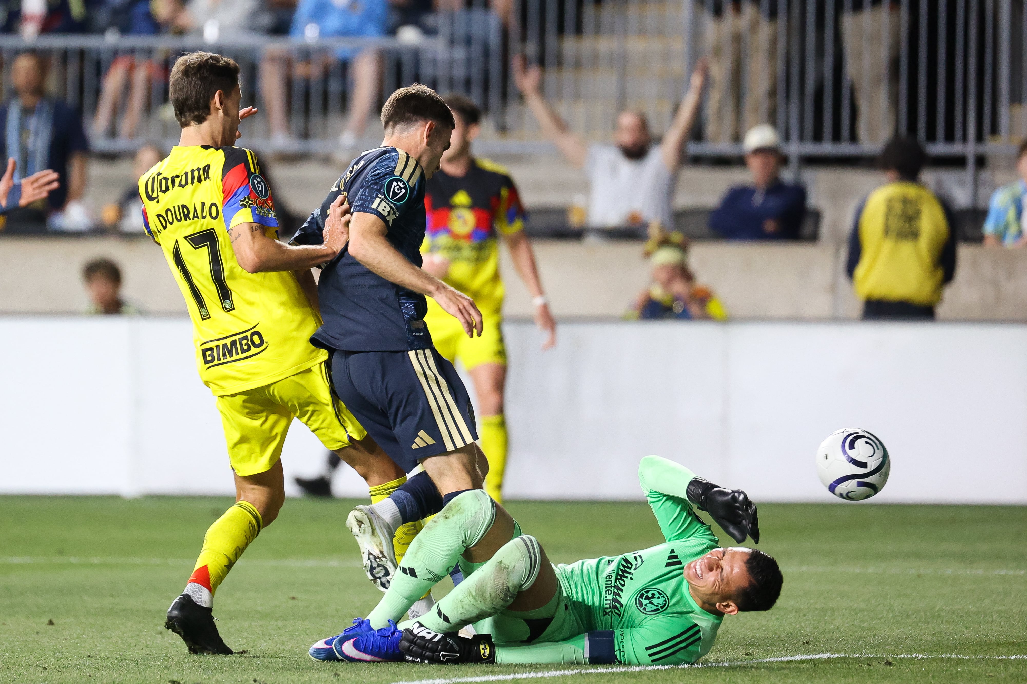 Luis Ángel Malagón se lesionó en el partido entre Philadelphia Union y América, en la Copa de Campeones de Concacaf.