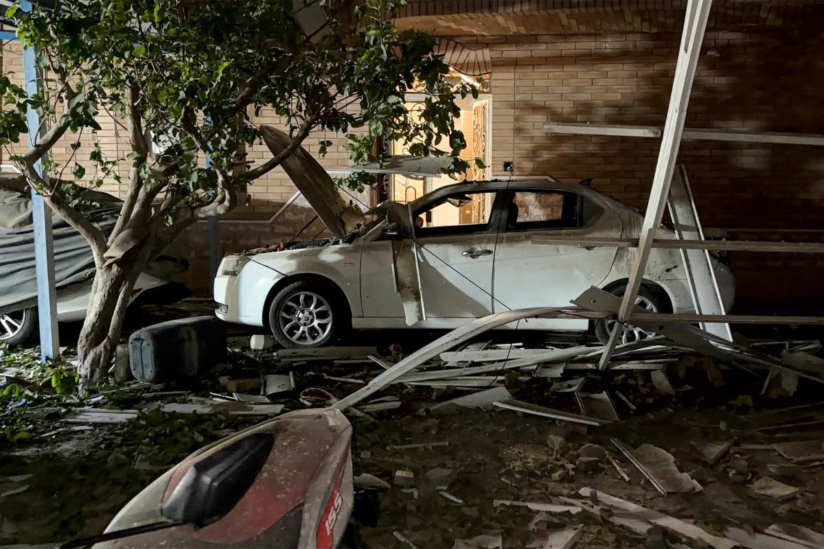 En esta imagen, obtenida por AFP de la agencia de noticias iraní Tasnim el 2 de septiembre de 2026, se observa un vehículo destruido en el lugar de un ataque ocurrido durante la noche en Kuhestak, condado de Sirik, en la provincia sureña iraní de Hormozgán, el 2 de septiembre de 2026.
