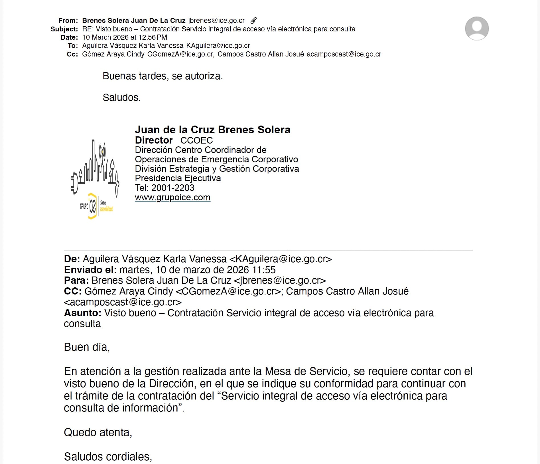 Correo electrónico fechado el 10 de marzo de 2026, en el cual Karla Aguilera solicita el visto bueno formal para la contratación de la plataforma de datos. Una hora después, el director del Centro Coordinador de Operaciones de Emergencia Corporativa (CCOEC), Juan de la Cruz Brenes Solera, responde: "Buenas tardes, se autoriza".