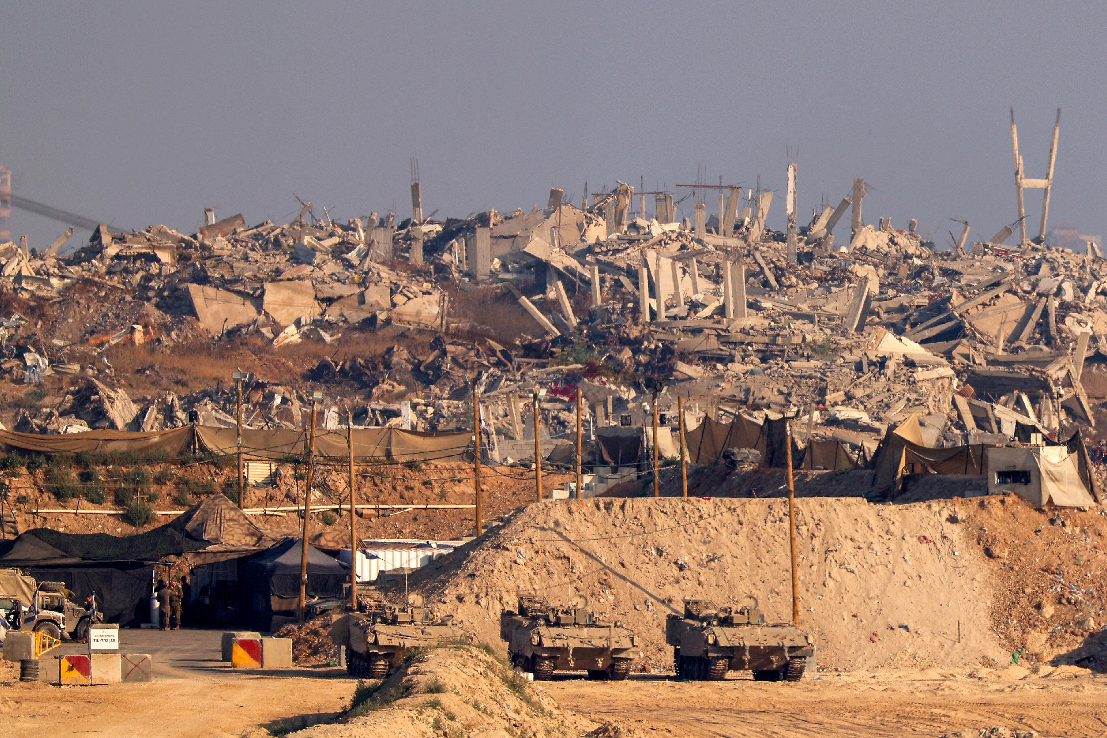 Imagen tomada desde la frontera israelí con la Franja de Gaza, soldados israelíes permanecían en una posición cerca de edificios destruidos en el territorio palestino asediado el 5 de junio pasado. Fotografía: