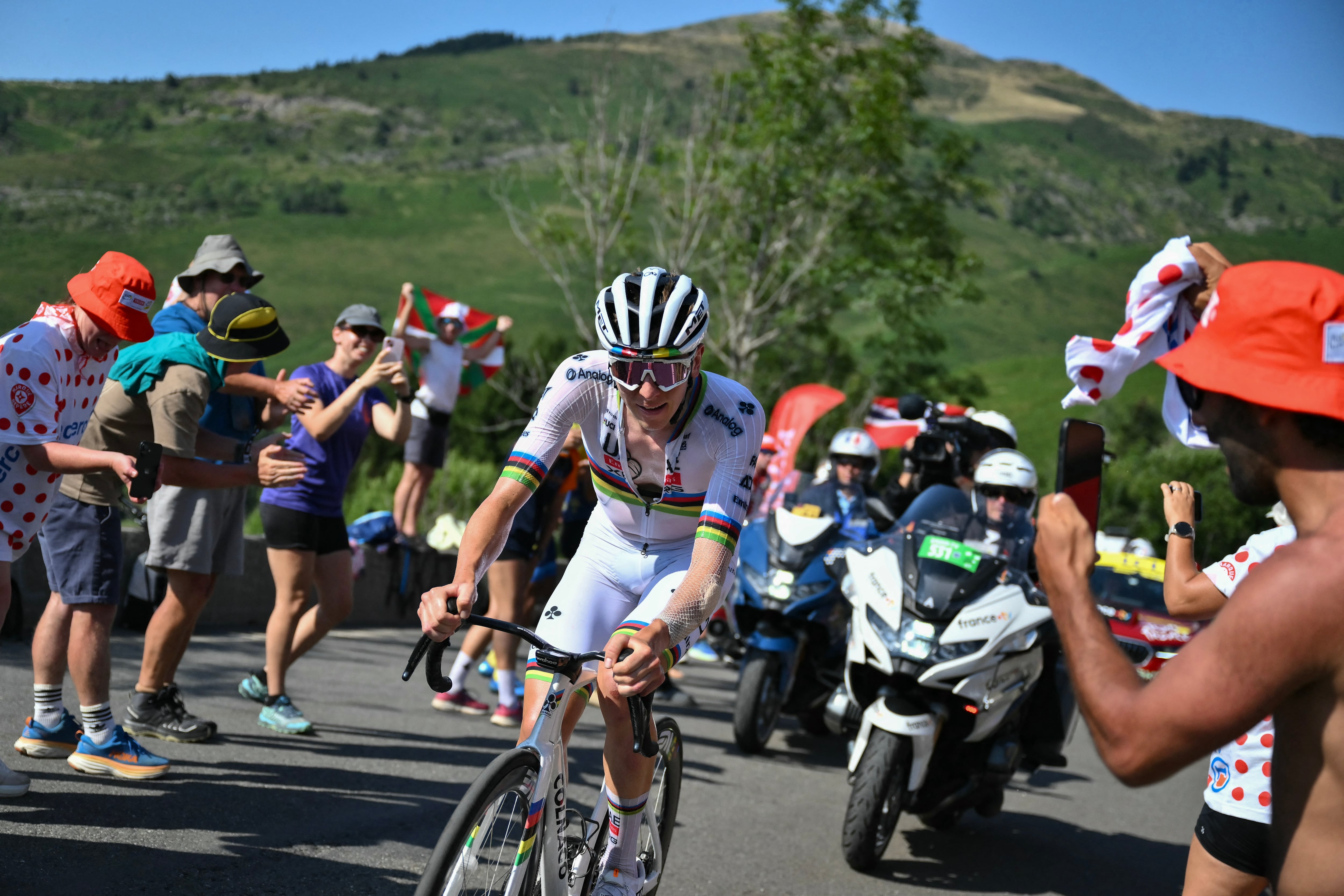 El esloveno Tadej Pogacar del equipo UAE Team Emirates - XRG asciende en Hautacam, como parte de la etapa del Tour de Francia en los Pirineos.