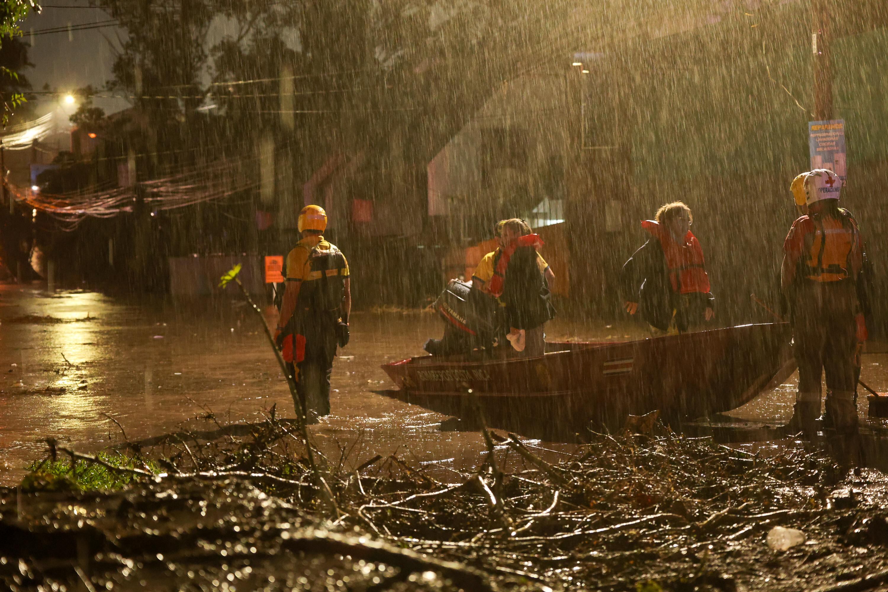 Bomberos intervino la tarde de esta jueves, para rescatar a personas que quedaron atrapadas en sus viviendas, producto de las graves inundaciones que se registraron en barrio Dent.