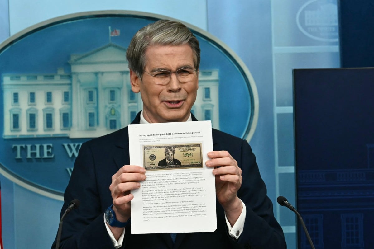 El secretario del Tesoro de Estados Unidos, Scott Bessent, muestra un diseño propuesto de un billete de 250 dólares con la imagen del presidente Donald Trump durante una conferencia de prensa en la sala Brady de la Casa Blanca, en Washington D. C., el 28 de mayo de 2026.