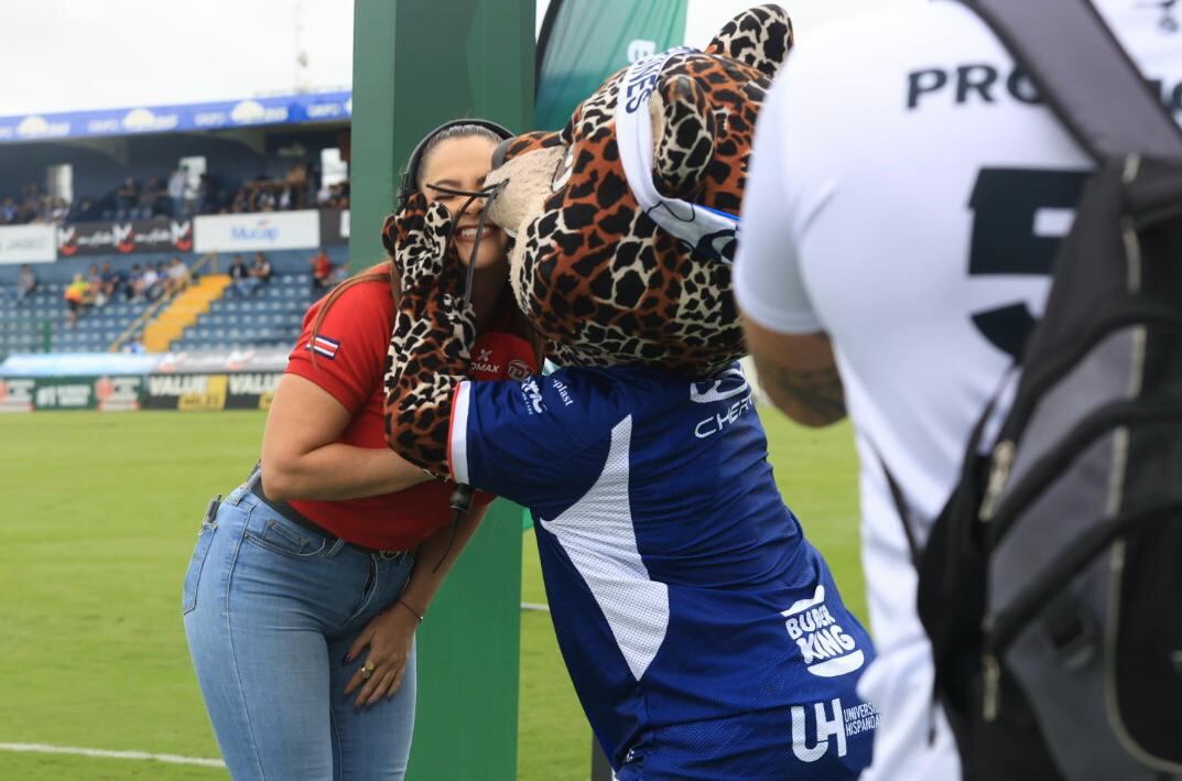 La periodista Gabriela Jiménez, durante su encuentro con Max, el manigordo del Cartaginés en el estadio Fello Meza.
