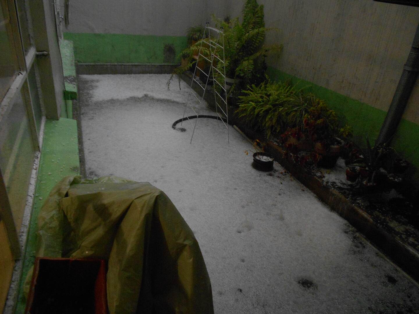 El cambio climático está detrás de tormentas intensas, sequías prolongadas y temperaturas anómalas, como la granizada que cayó en agosto de 2014 en Ciudad de México, en pleno verano boreal, y dejó un manto blanco en el patio de una vivienda en un barrio del sur capitalino.