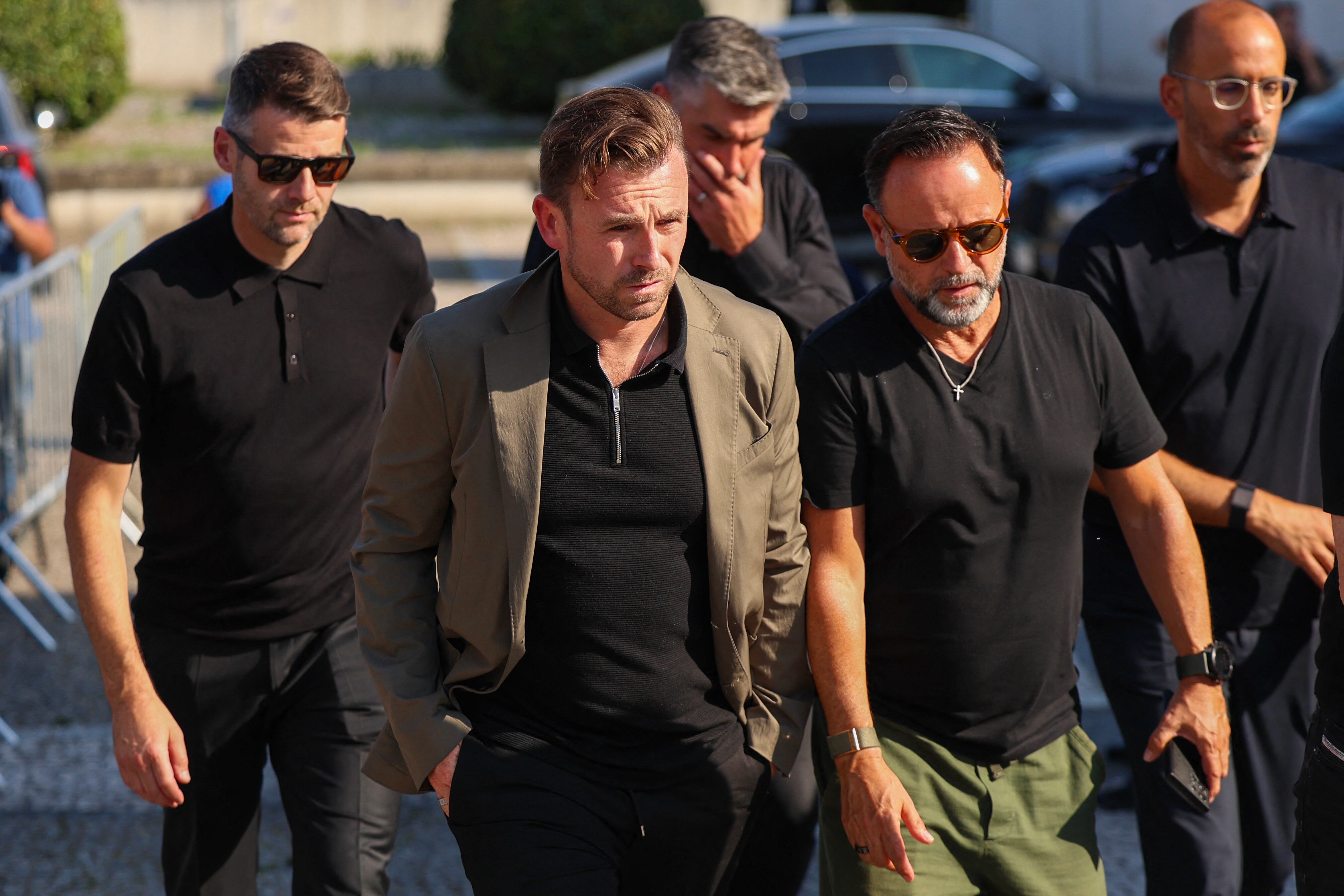 Miembros del Liverpool, incluido el técnico Julian Ward, llegaron a la funeraria en Gondomar.