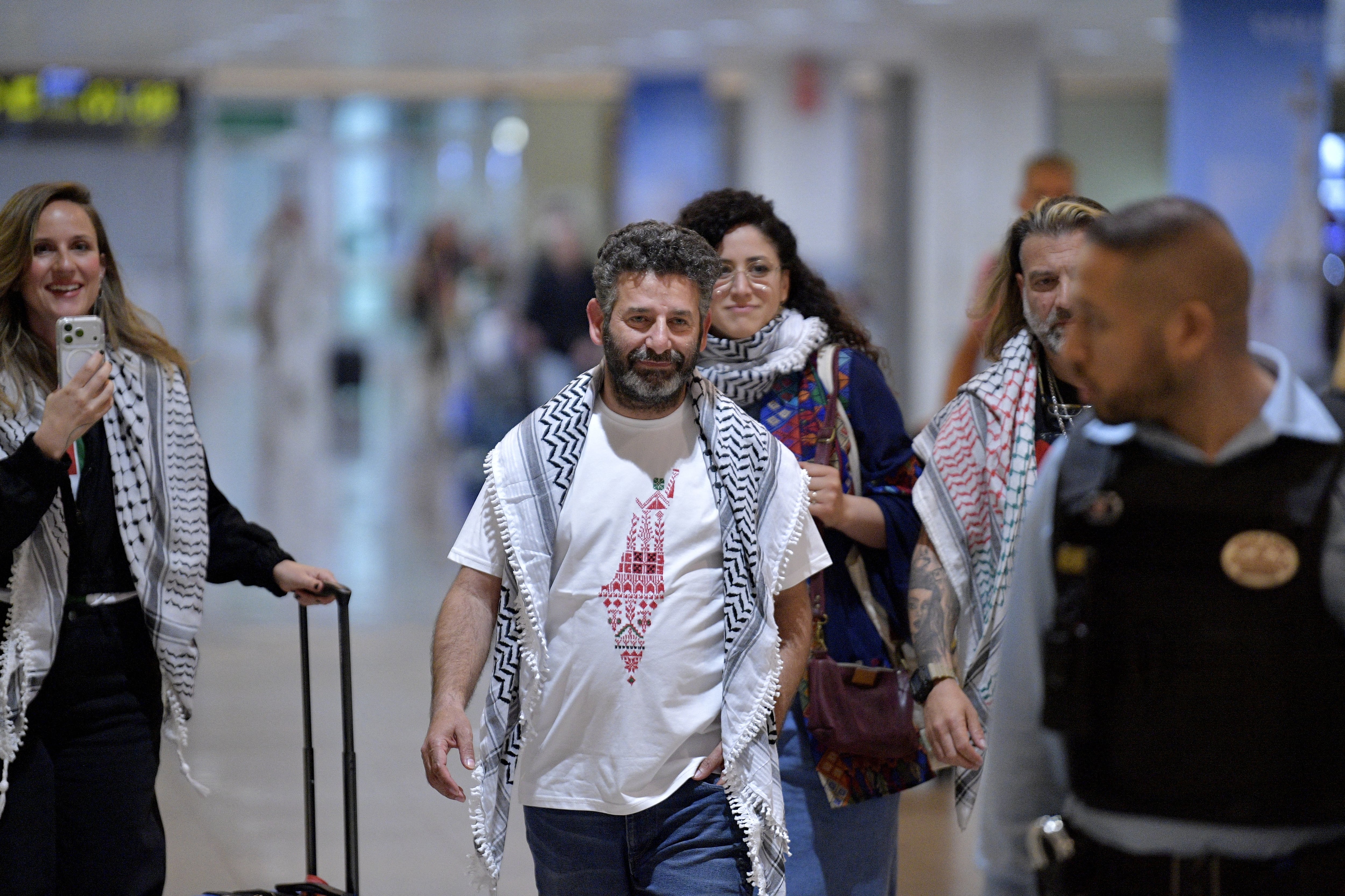 Saif Abu Keshek llega al aeropuerto de Barcelona tras ser liberado por las autoridades israelíes, luego de ser detenido cuando participaba en una flotilla humanitaria con destino a Gaza. (Foto de MANAURE QUINTERO / AFP)