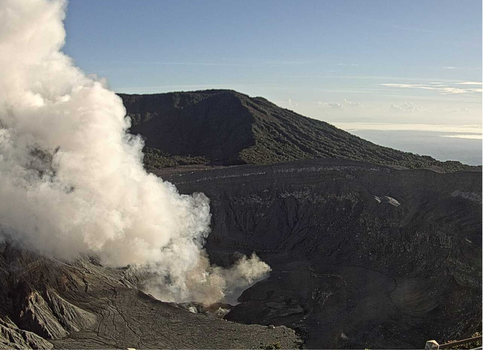 Detalle de la desgasificación del volcán Poás este lunes 18 de agosto al inicio de la jornada. Fotografía: