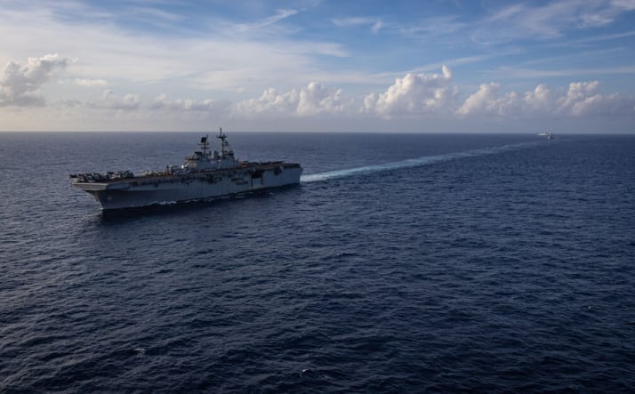 El Grupo de Preparación Anfibia Iwo Jima (IWO ARG) navega en formación durante su despliegue en el área de responsabilidad de la Cuarta Flota.