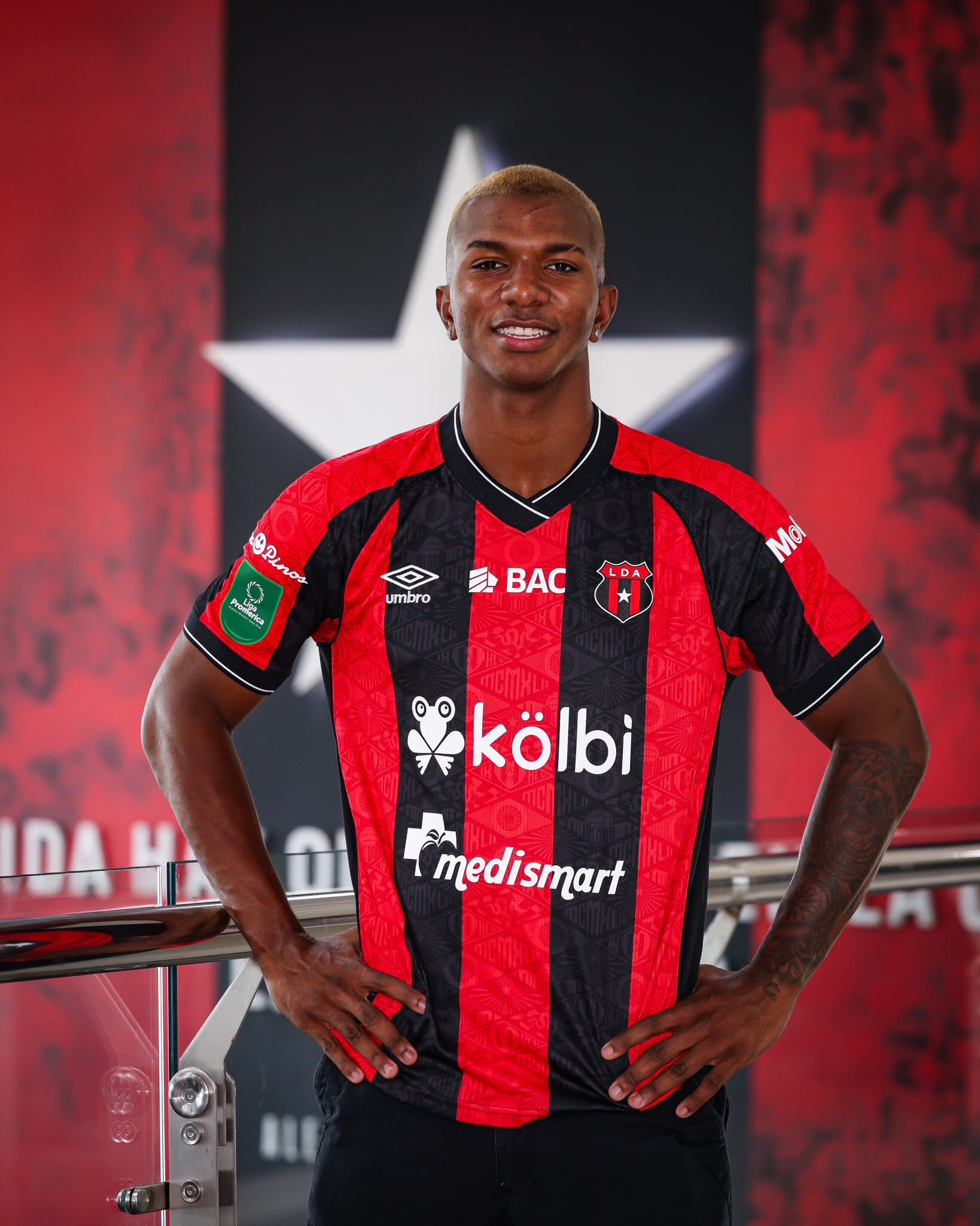 Jeyland Mitchell había renovado su contrato con Liga Deportiva Alajuelense, pero tras la Copa América, el Feyenoord Rotterdam adquirió su ficha y lo firmó por cinco temporadas.