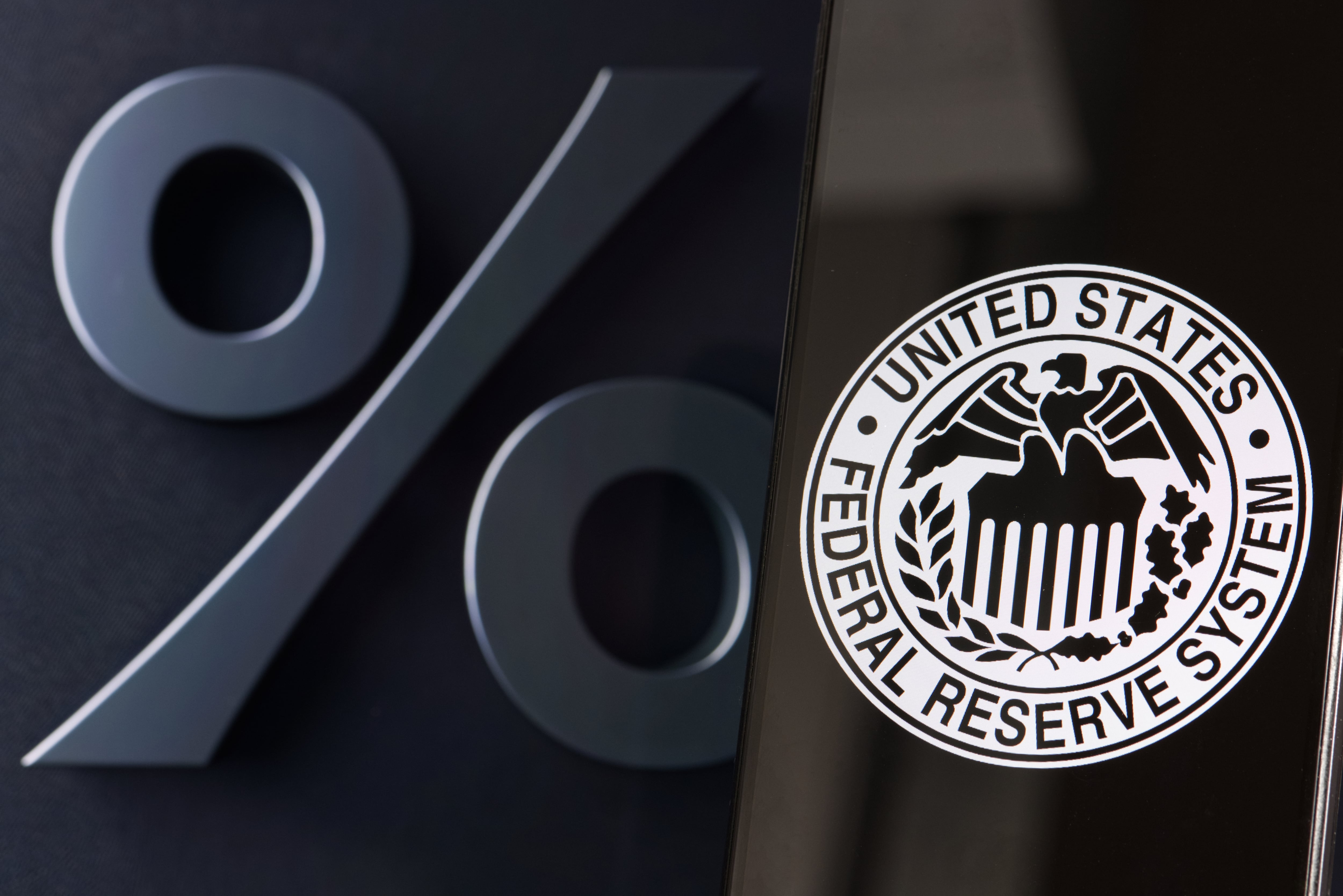 Símbolo de porcentaje con logo de la FED