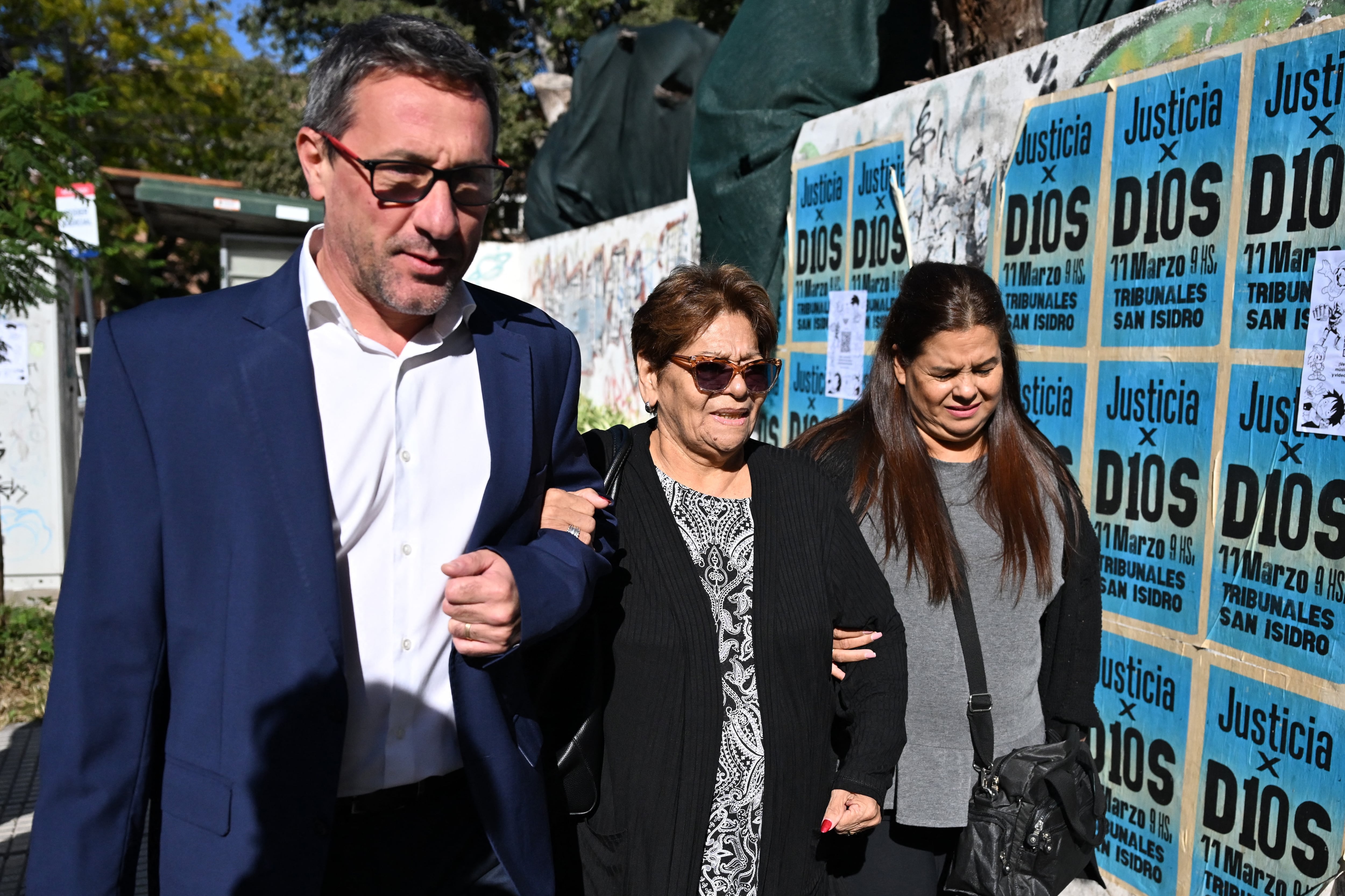 Claudia Maradona (derecha), es una de las acusadas por la aparente apropiación indebida de la marca de su hermano Diego. Aquí, cuando llegaba con su hermana Ana Estela a una audiencia por la muerte del jugador.