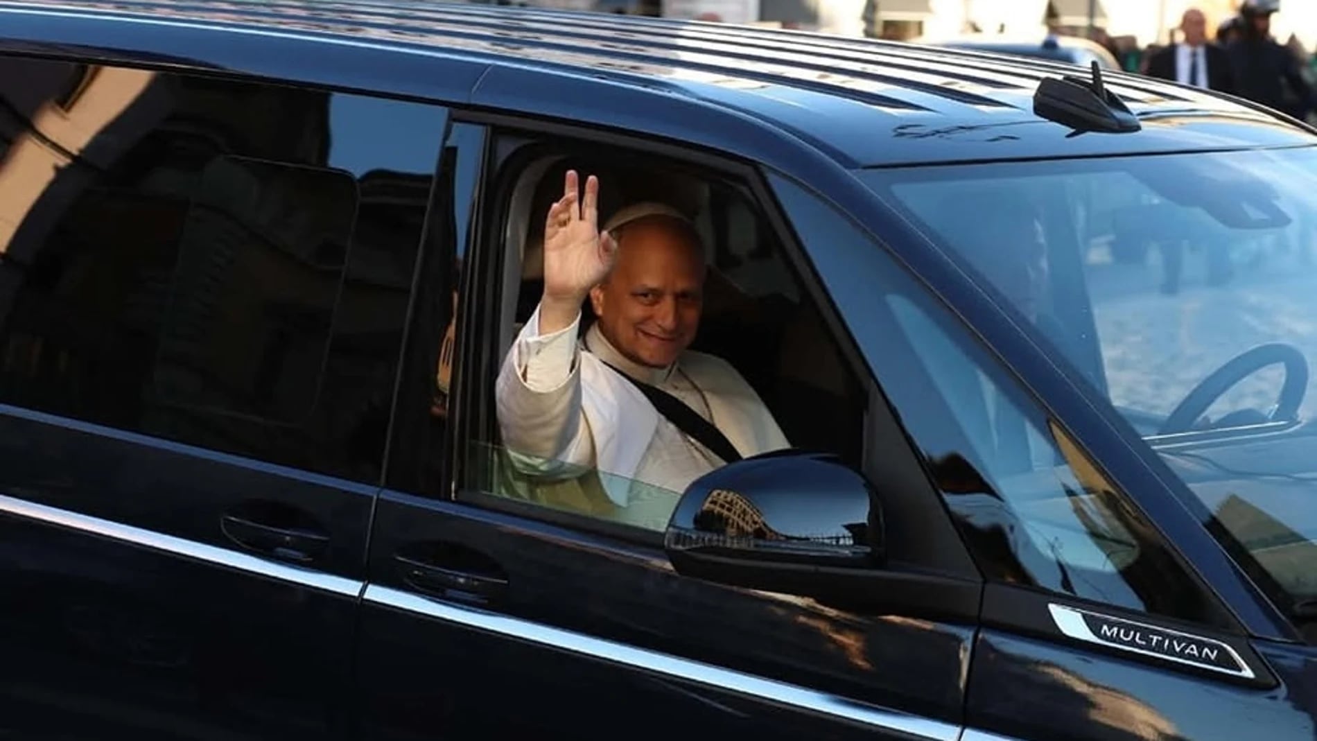 El Vaticano presentó el nuevo papamóvil del papa León XIV, una Volkswagen Multivan híbrida enchufable. Este moderno vehículo sustituye al Fiat 500L utilizado por el papa Francisco, reflejando el interés del nuevo Sumo Pontífice por la tecnología y la sostenibilidad.