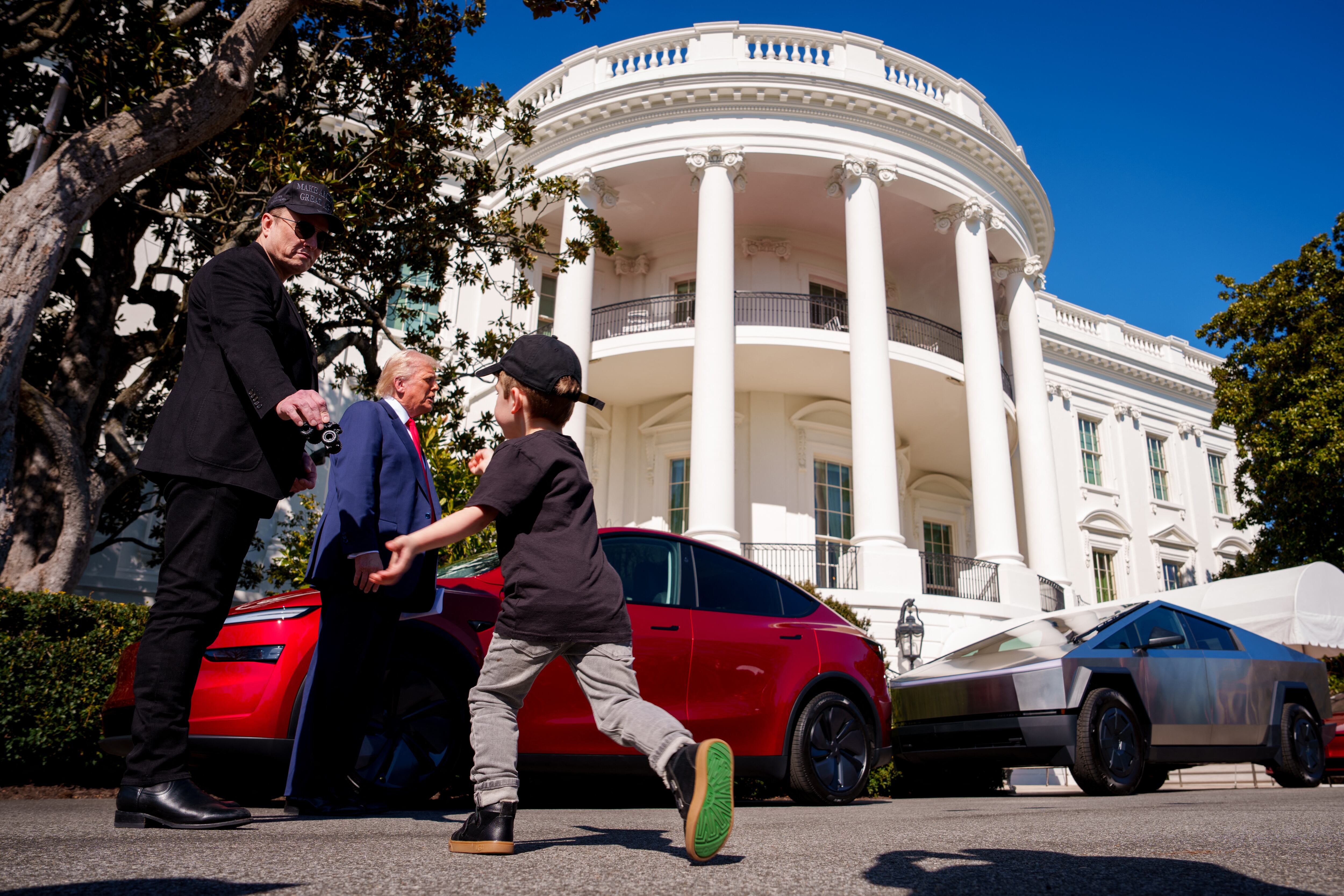 X Æ A-Xii, hijo de Elon Musk, corre hacia su padre, quien ha gestionado los recortes de la administración Trump.