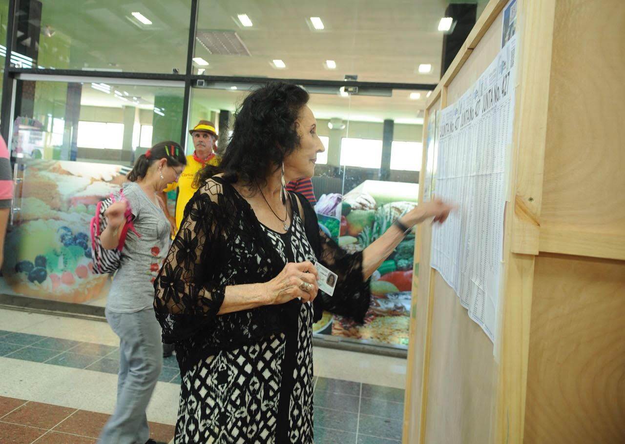Inés Sánchez votó en la escuela Repoública de Venezuela, en Escazú. Foto: Gesline Arango.