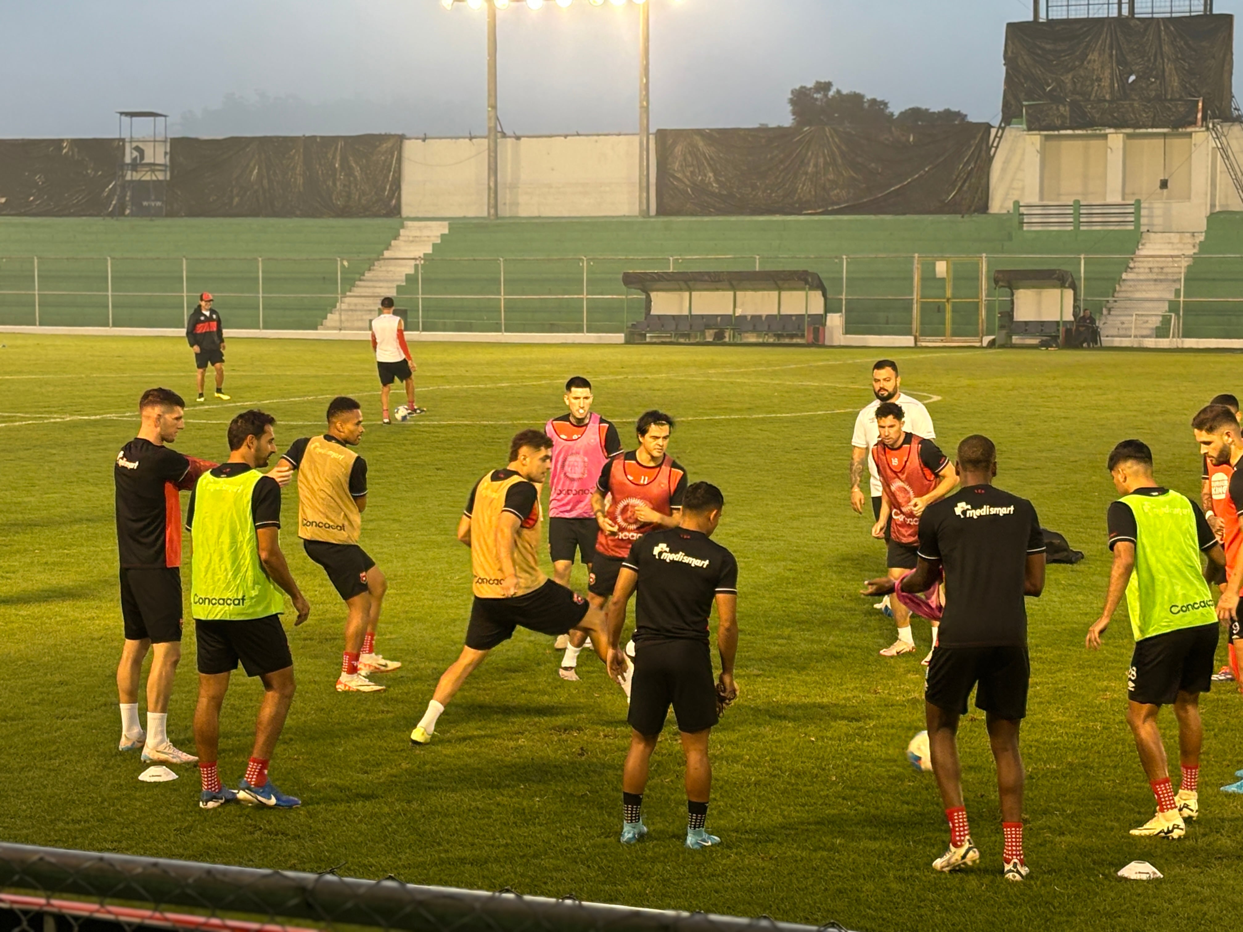 Los jugadores de Liga Deportiva Alajuelense reconocieron el lunes la cancha del Estadio Pensativo, donde se enfrentarán contra Antigua, en Guatemala.