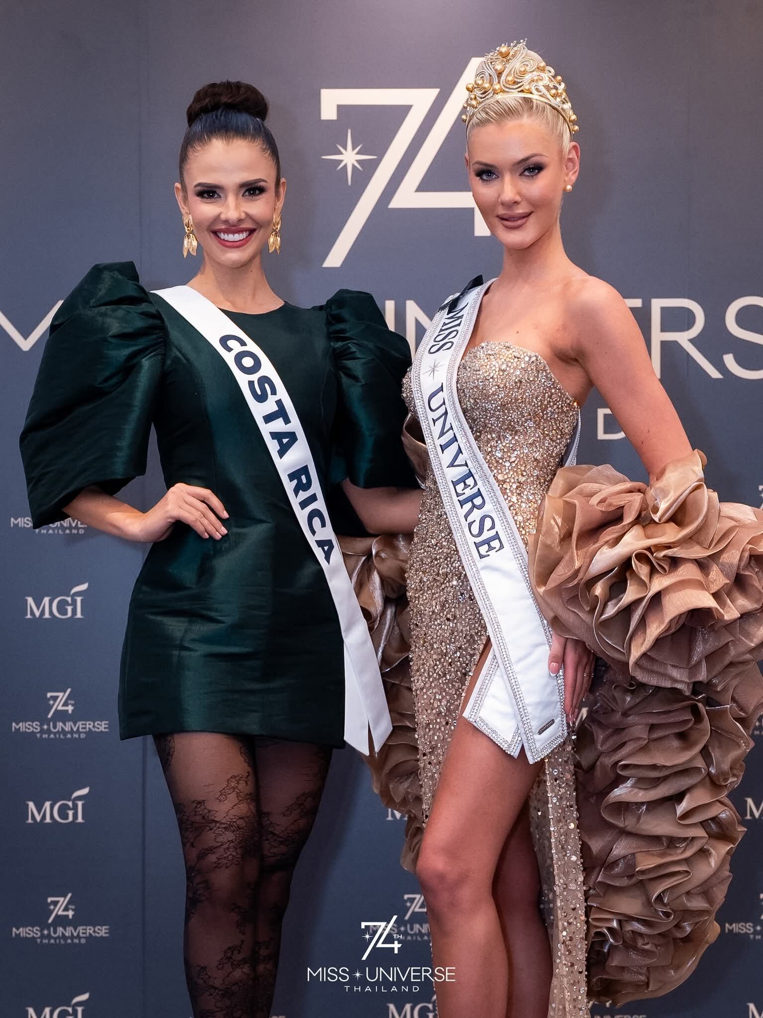 Mahyla Roth, Miss Universo Costa Rica 2025, recibió su banda oficial con este atuendo. En la fotografía junto a Victoria Kjaer.