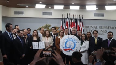 10 candidatos presidenciales y 10 representantes de partidos firman pacto ético en el TSE antes de las elecciones