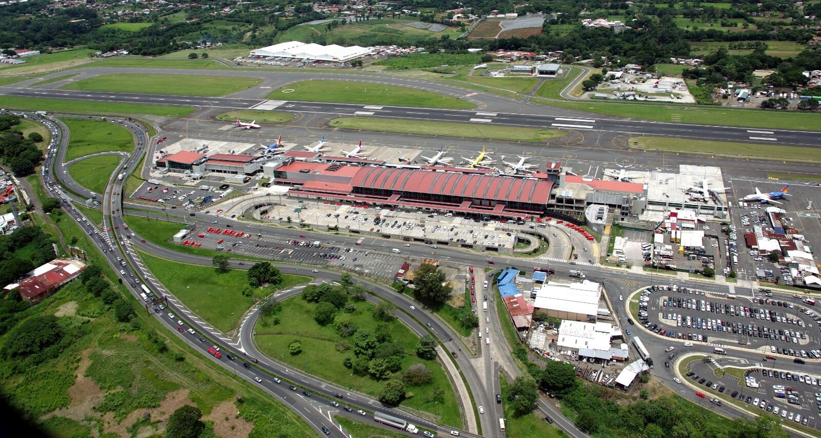 Mover Coopesa daría más espacio para expandir el aeropuerto hacia el oeste.