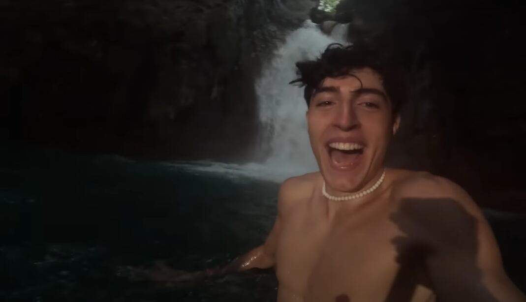 YoSoyPlex viaja con sus amigos por el mundo, quienes le ayudan a grabar y producir contenido.