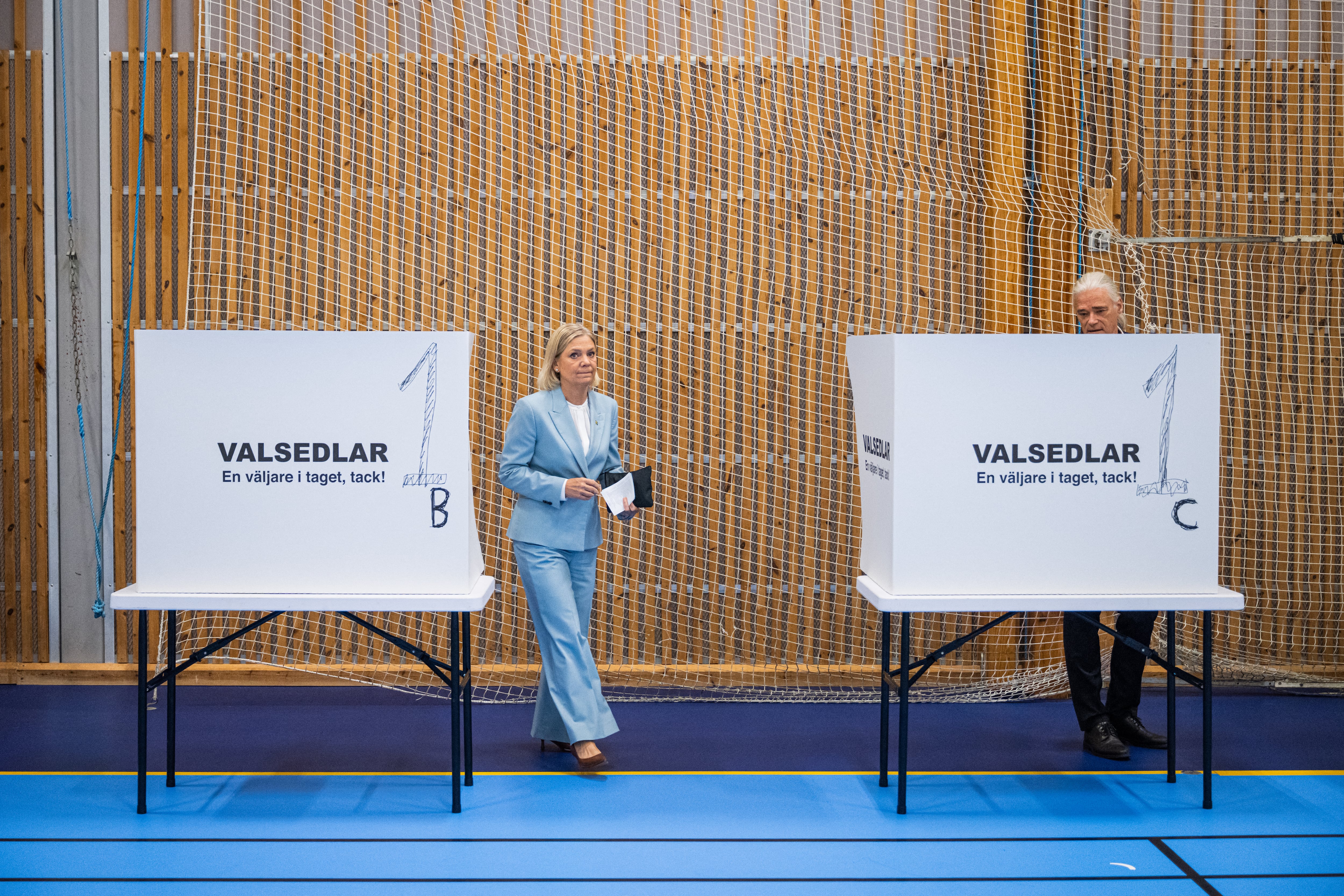 La líder del Partido Socialdemócrata, Magdalena Andersson (izquierda), y su esposo, Richard Friberg (derecha), votando en un colegio electoral en una escuela durante las elecciones generales de Suecia este 13 de setiembre.