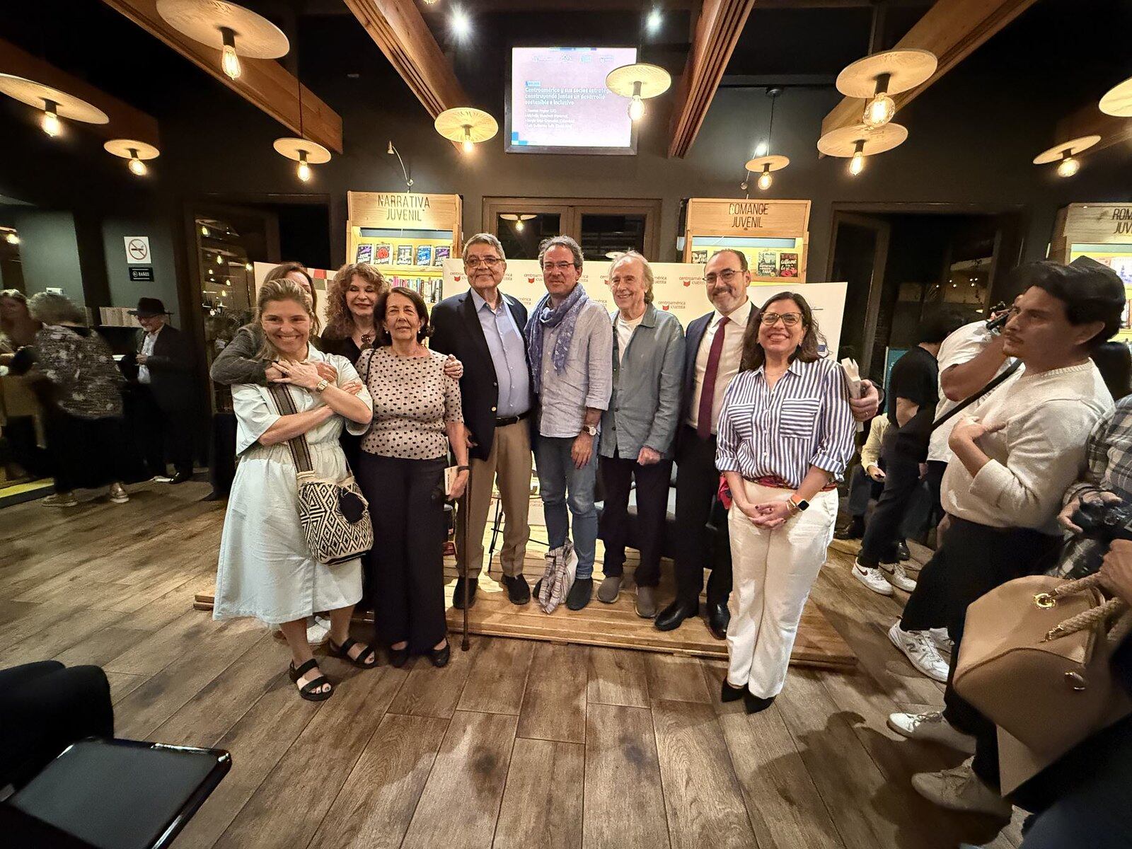 Centroamérica Cuenta, fundado por Sergio Ramírez y dirigido por Claudia Neira (der.), atrae a personalidades como Joan Manuel Serrat, Juan Gabriel Vásquez y Gioconda Belli.