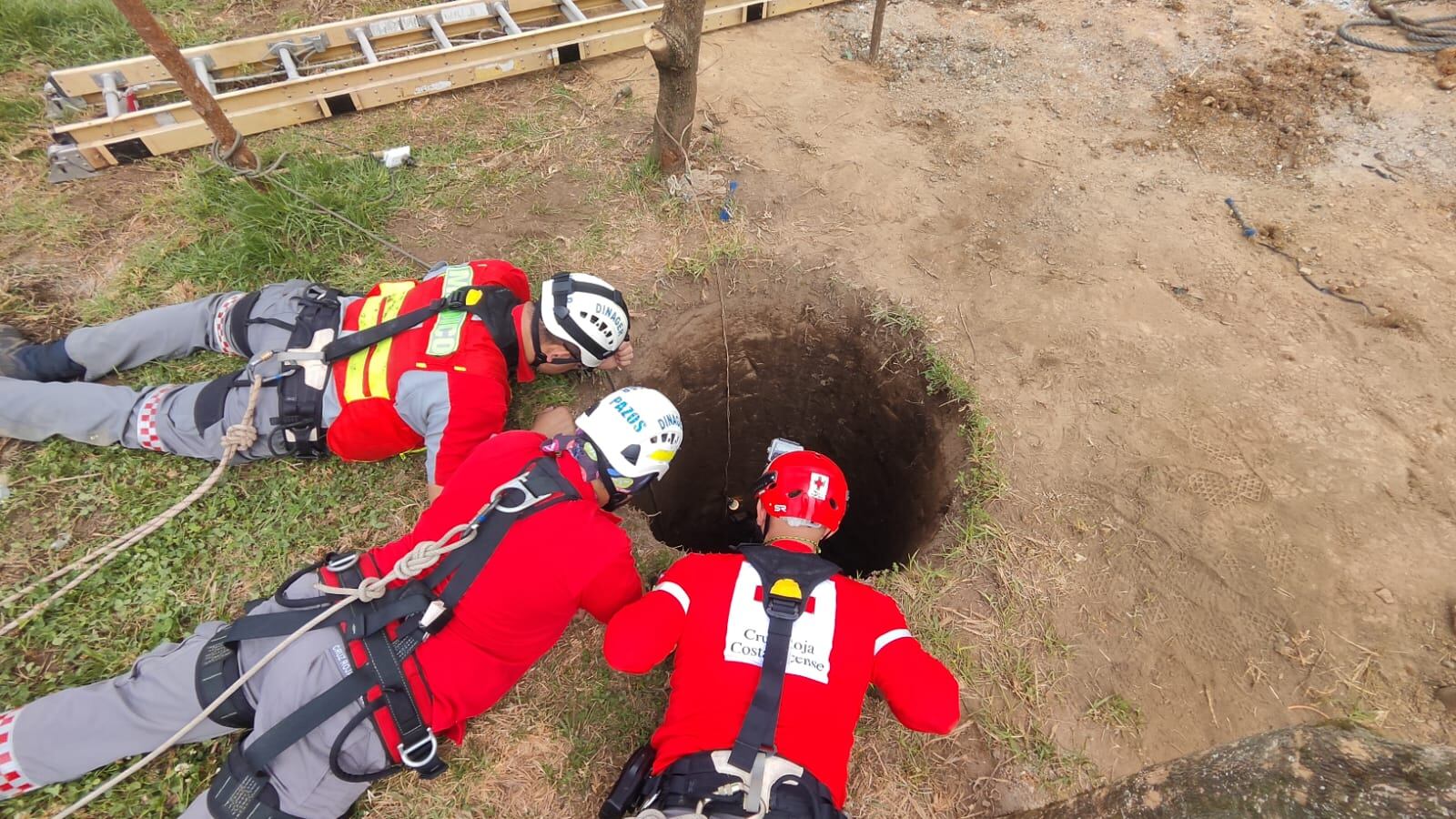 Rescate dos personas de Pozo