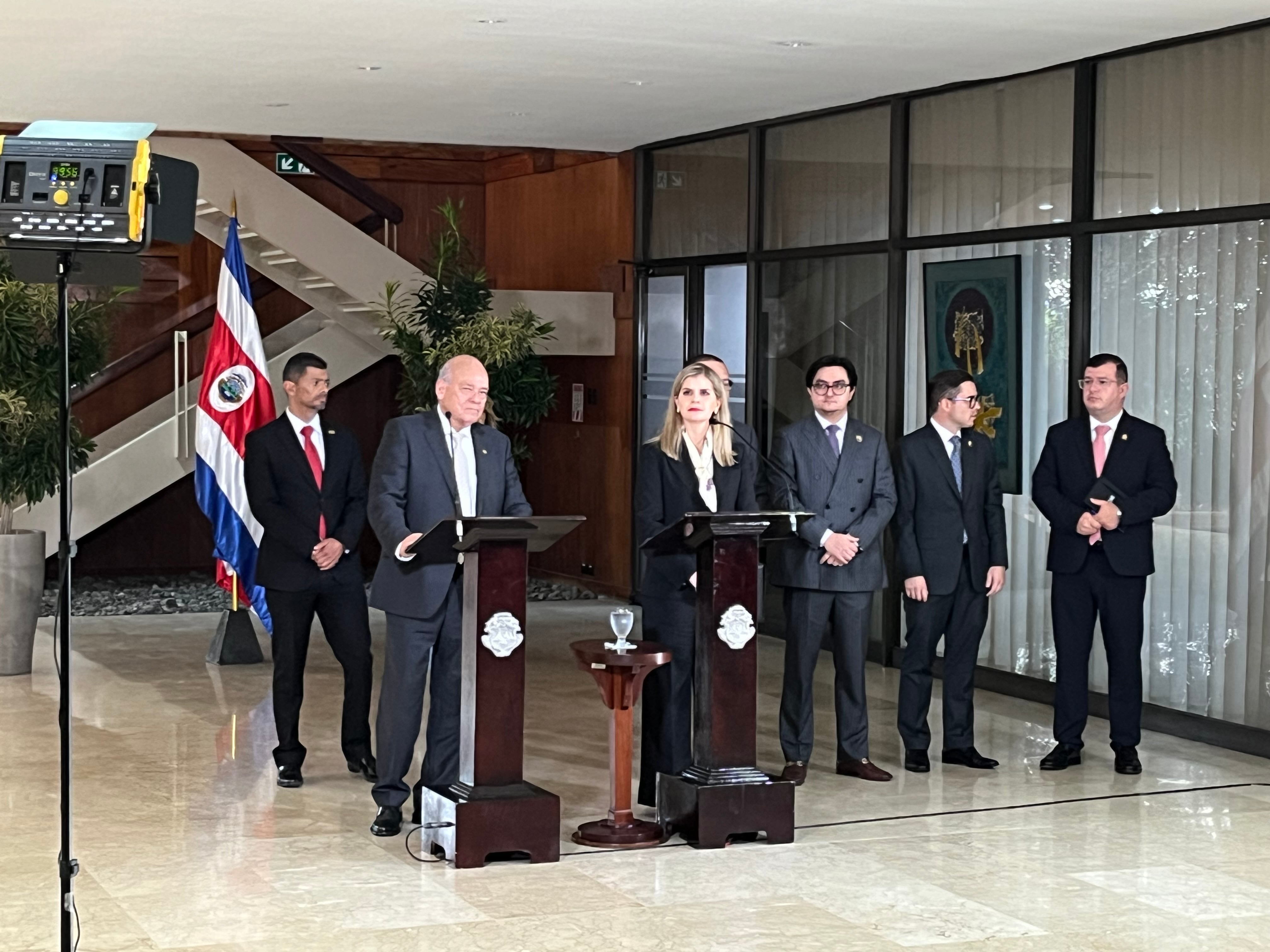 La presidenta Laura Fernández y Orlando Aguirre, presidente de la Corte Suprema de Justicia atienden a la prensa al finalizar su reunión este 18 de mayo de 2026.