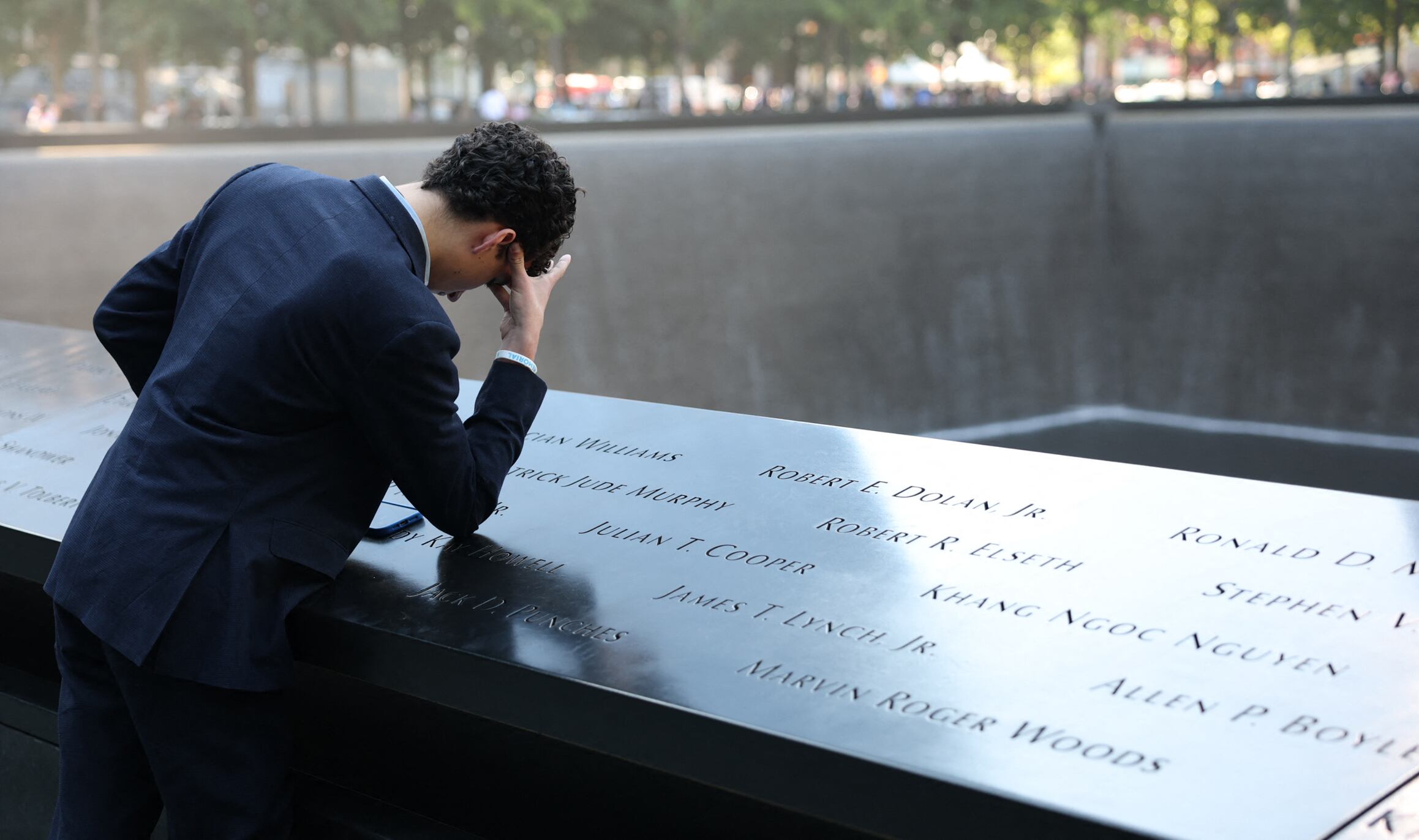 Familiares de las víctimas del 11-S rindieron homenaje en la Zona Cero de Manhattan con la lectura de nombres y un minuto de silencio.