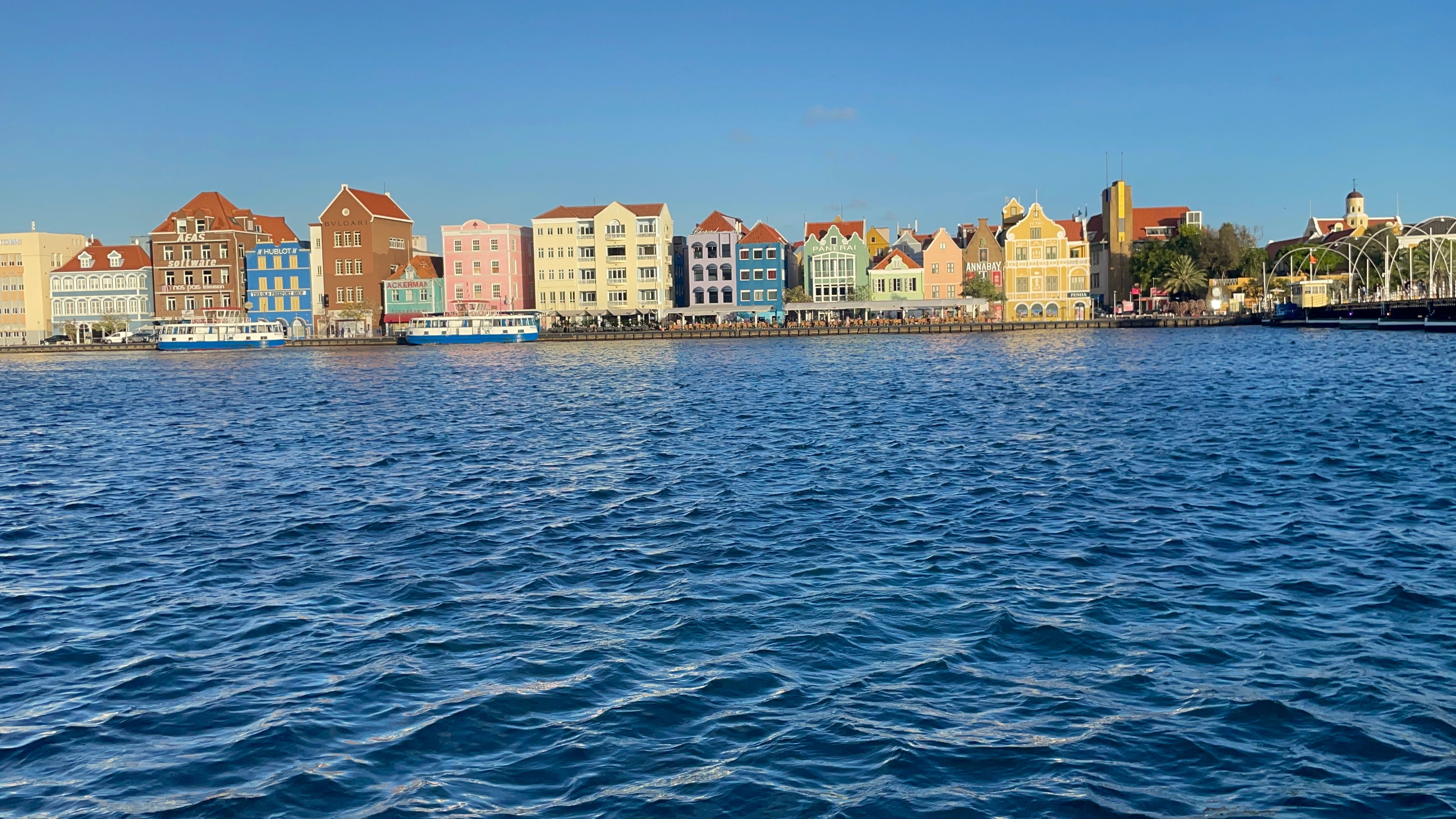 Willemstad, la capital de Curazao, se caracteriza por sus casas y edificios de colores.