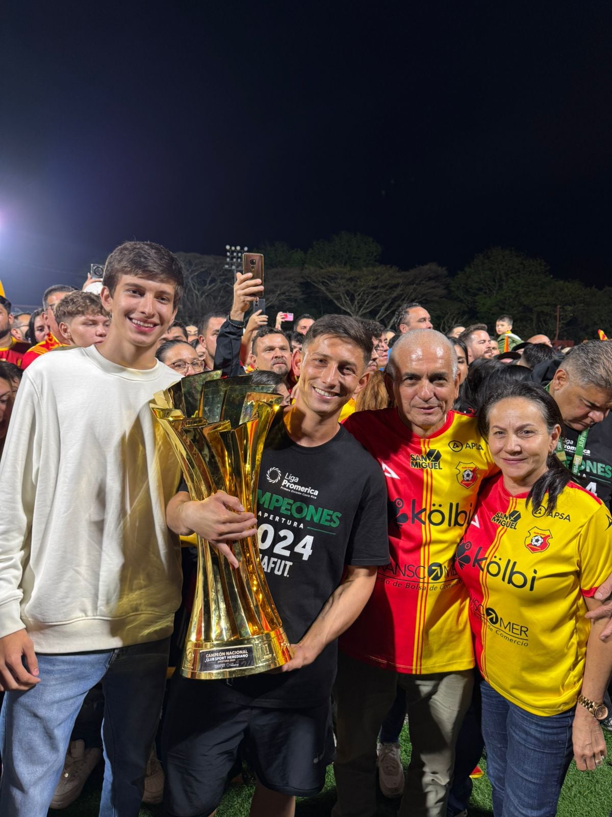 Aarón Murillo junto a su padre y el resto de su familia en la celebración de un centro del Herediano.