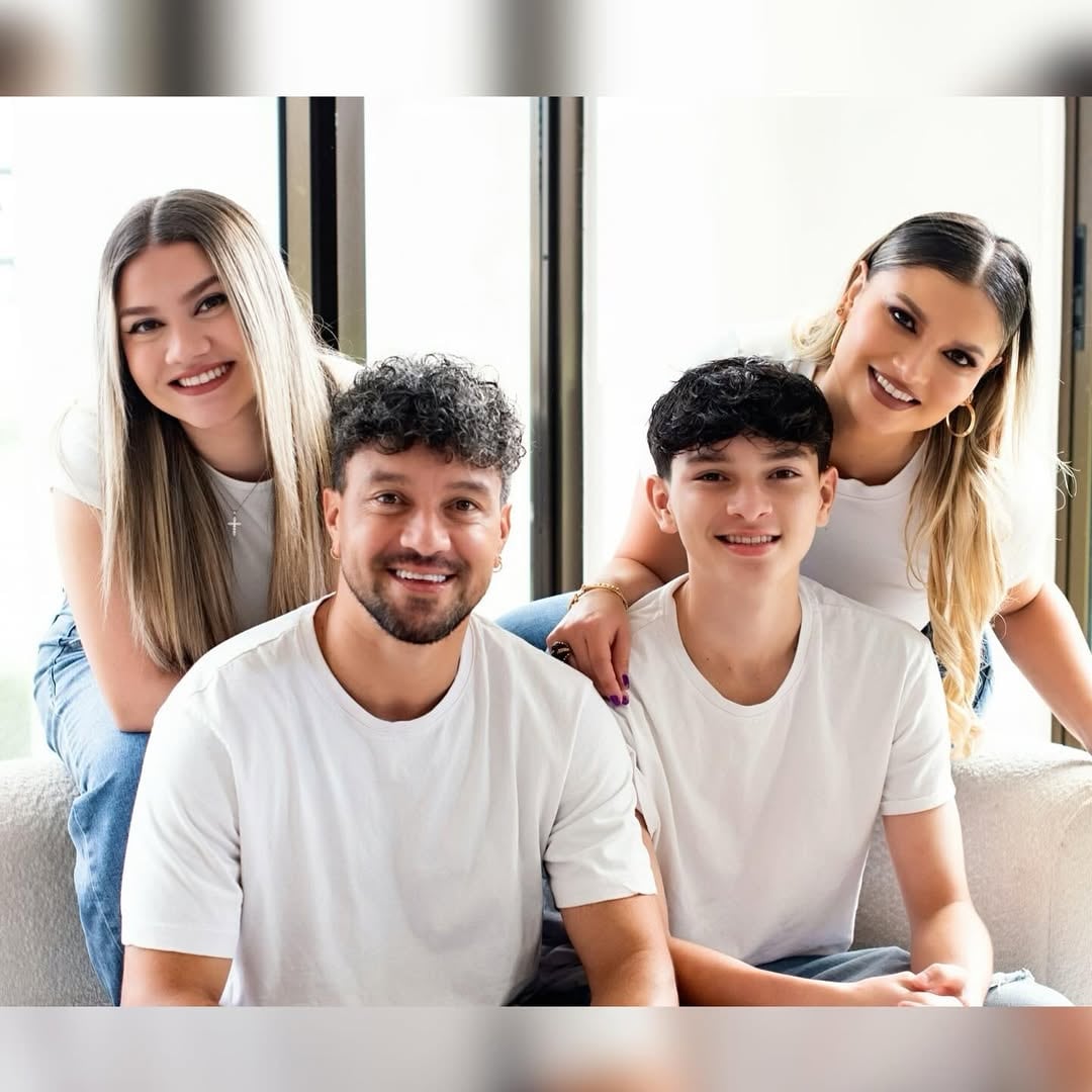 Christian Bolaños, su esposa Jazmín Salas y sus hijos.