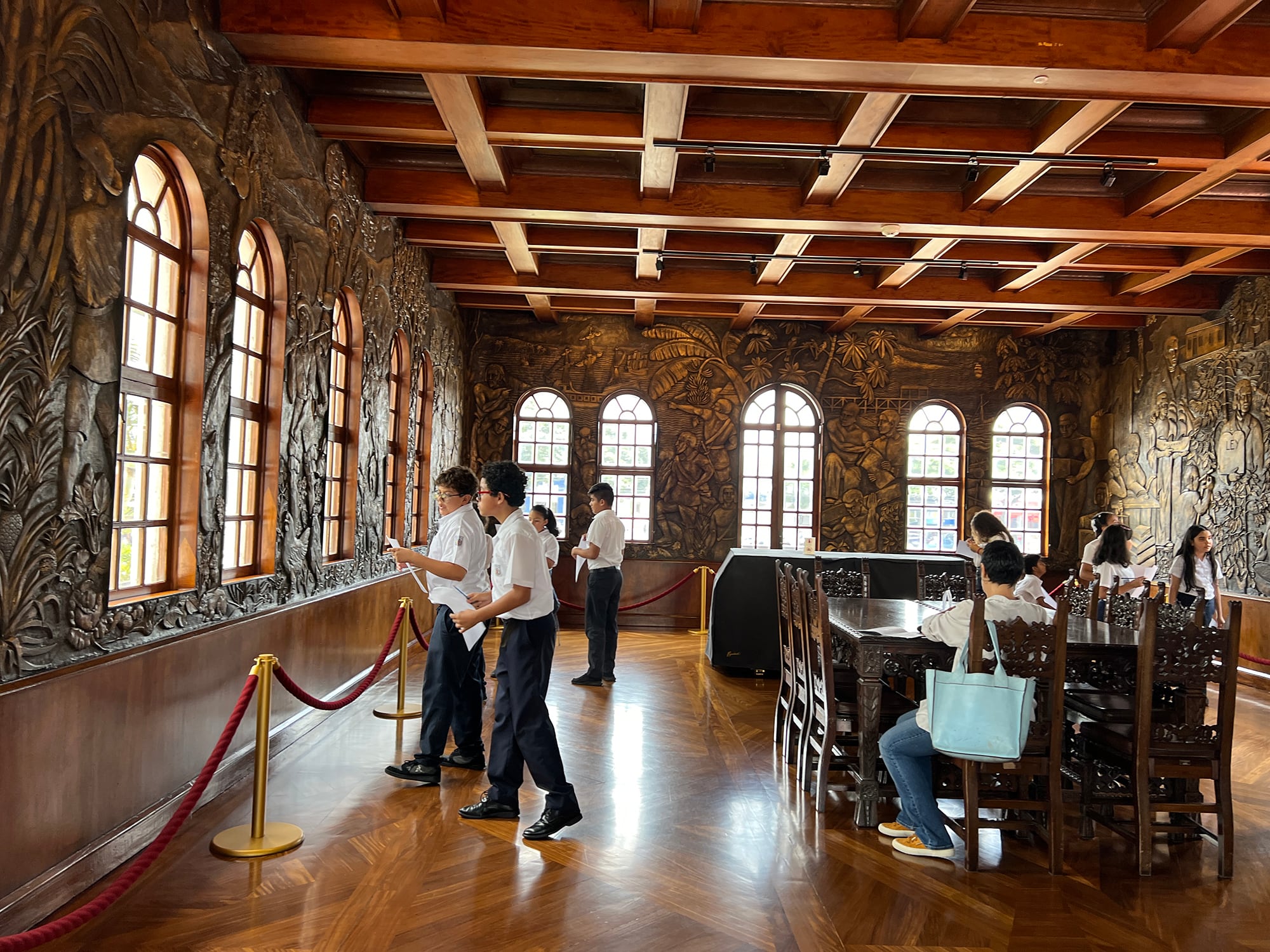 Estudiantes de primaria que participaron en el proceso de investigación del proyecto 'Puguán Puguán: Narrativas Sonoras', en sesiones de trabajo realizadas en el Salón Dorado.