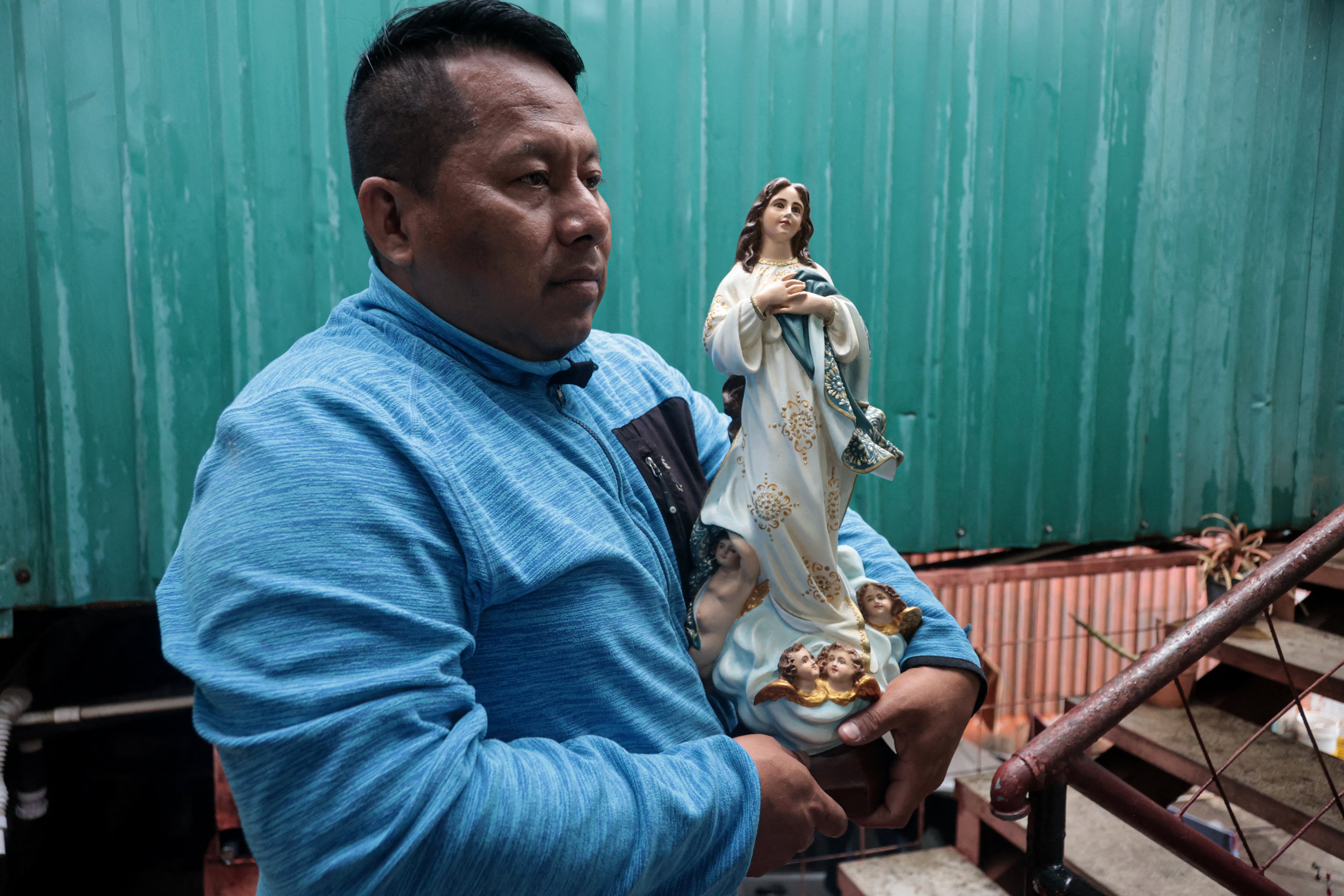 El docente nicaragüense exiliado Gabriel Putoy sostiene una imagen religiosa durante una entrevista en San José. Putoy vive refugiado en Costa Rica desde la crisis política de 2018 y asegura que mantiene estrictas medidas de seguridad por temor a represalias del gobierno de Daniel Ortega y Rosario Murillo. Foto: John Durán.