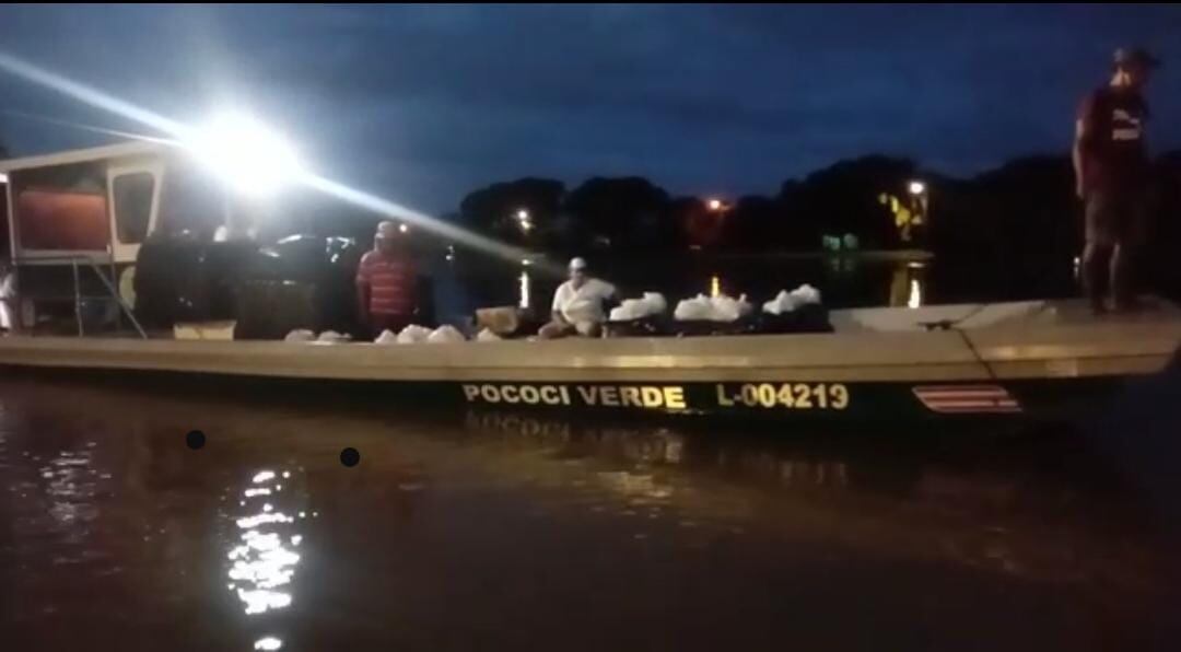 Esta lancha con suministros de la CNE, navega sobre la pista del aeropuerto de barra del Colorado en el Caribe norte, la madrugada de este martes, lo que da una idea de la fuerza con que cerró el temporal. Foto: Suministrada por Reiner Montero.